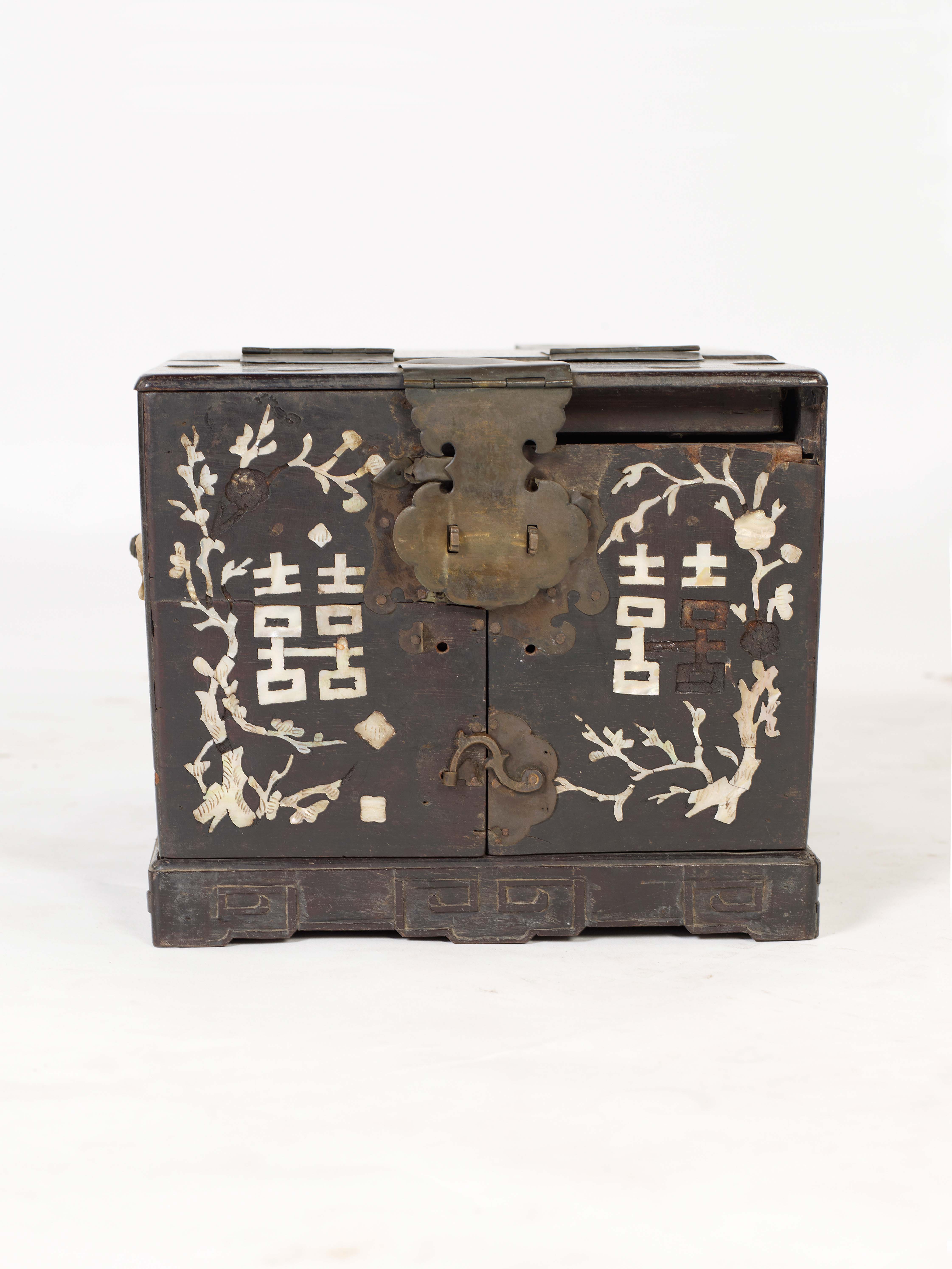 清杂木镶螺钿镜箱