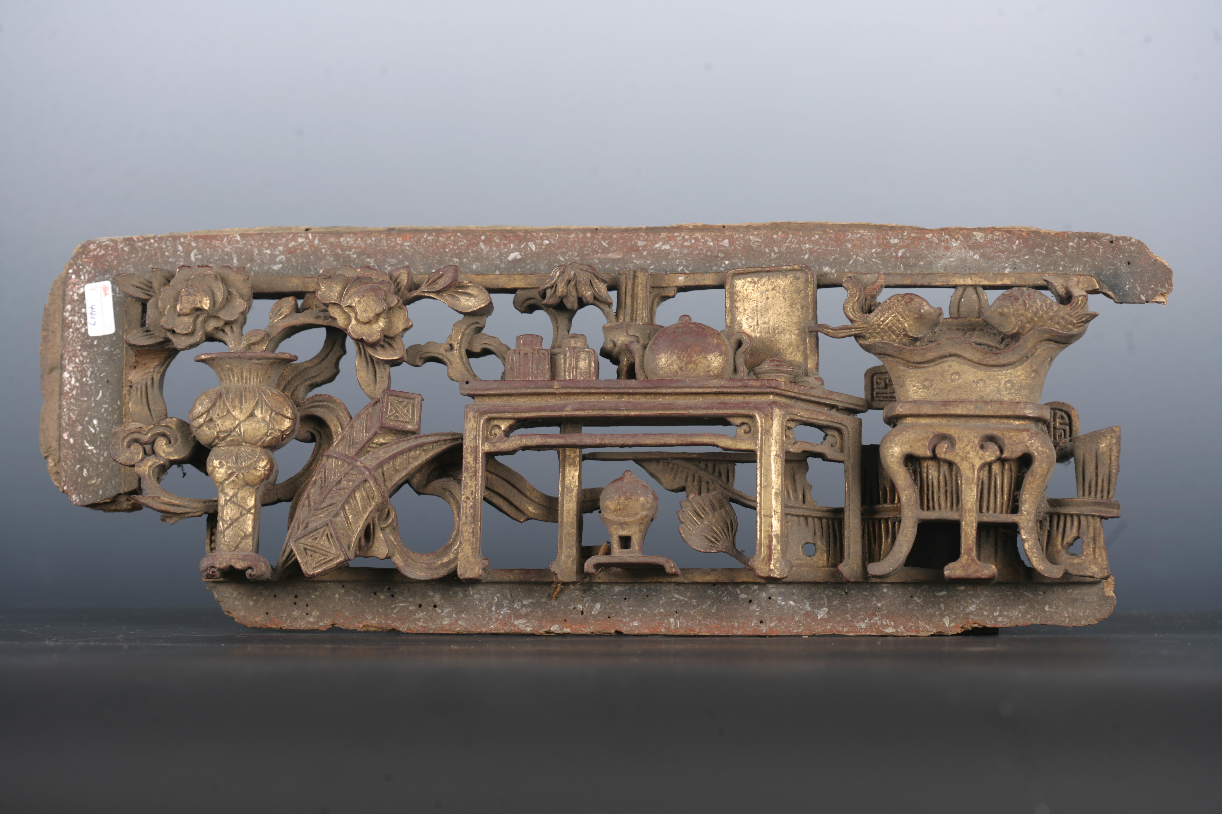 清金漆木镂雕博古花卉纹花板