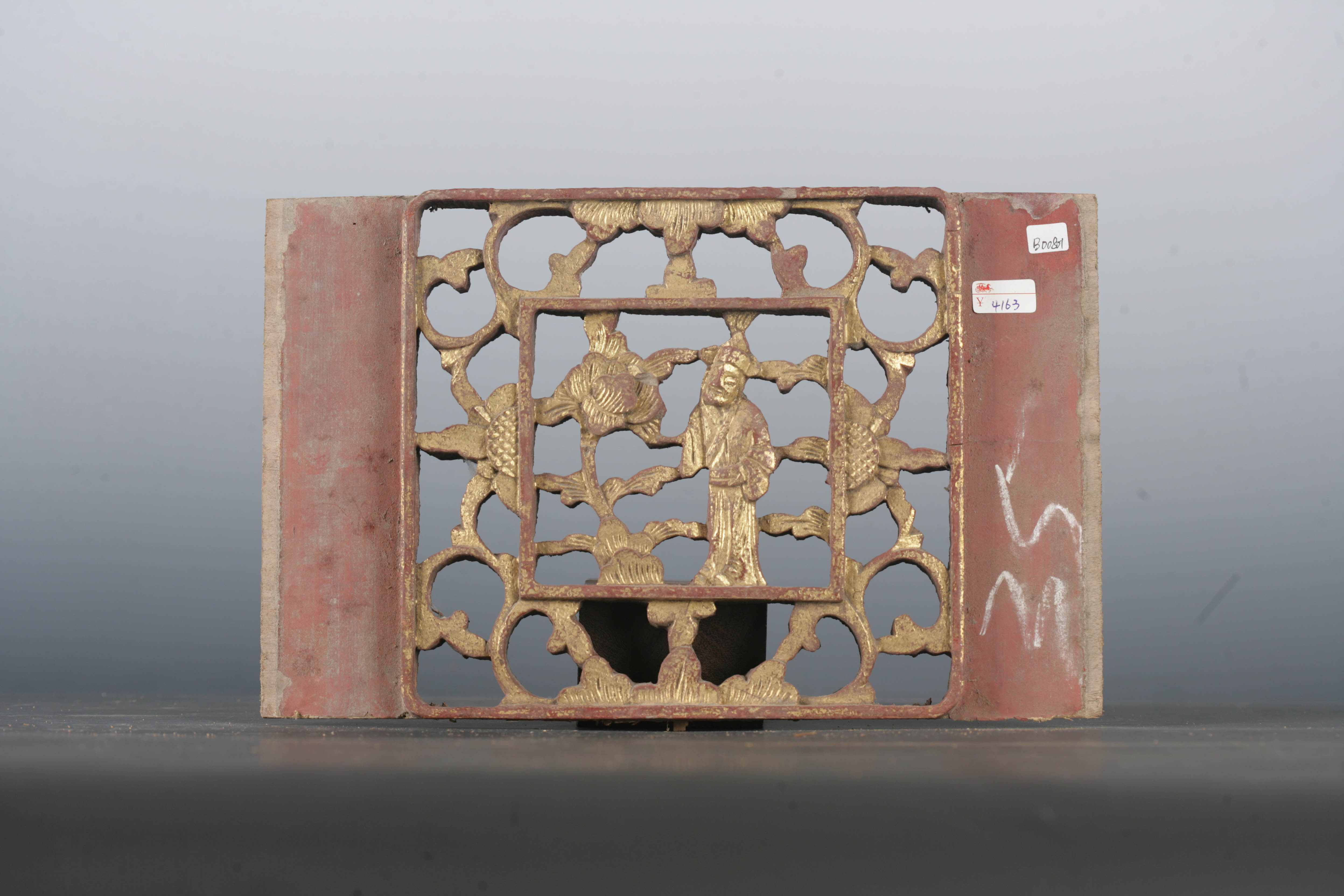 清金漆木镂雕人物花卉纹花板-2