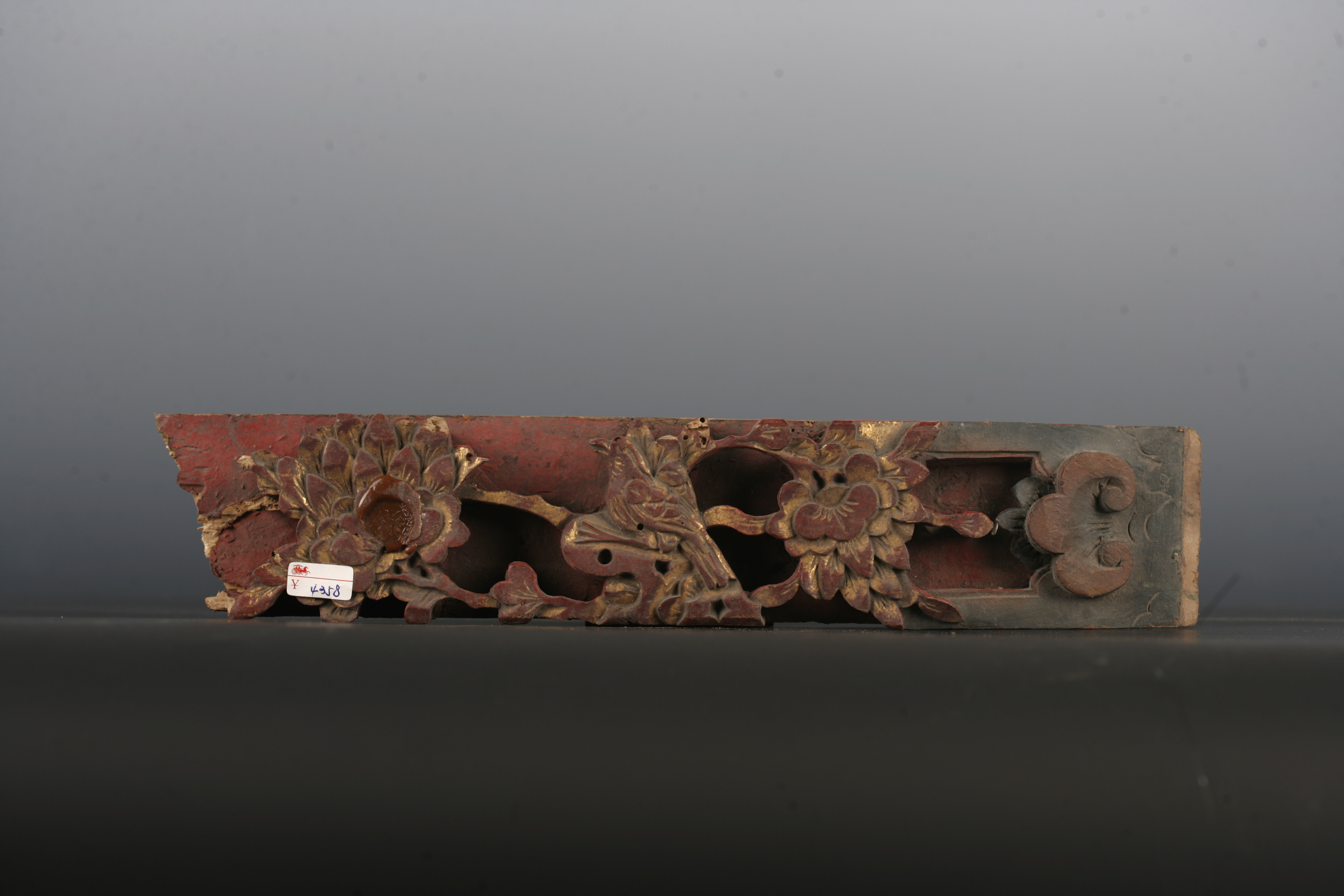 清金漆木浮雕花卉纹花板（残）