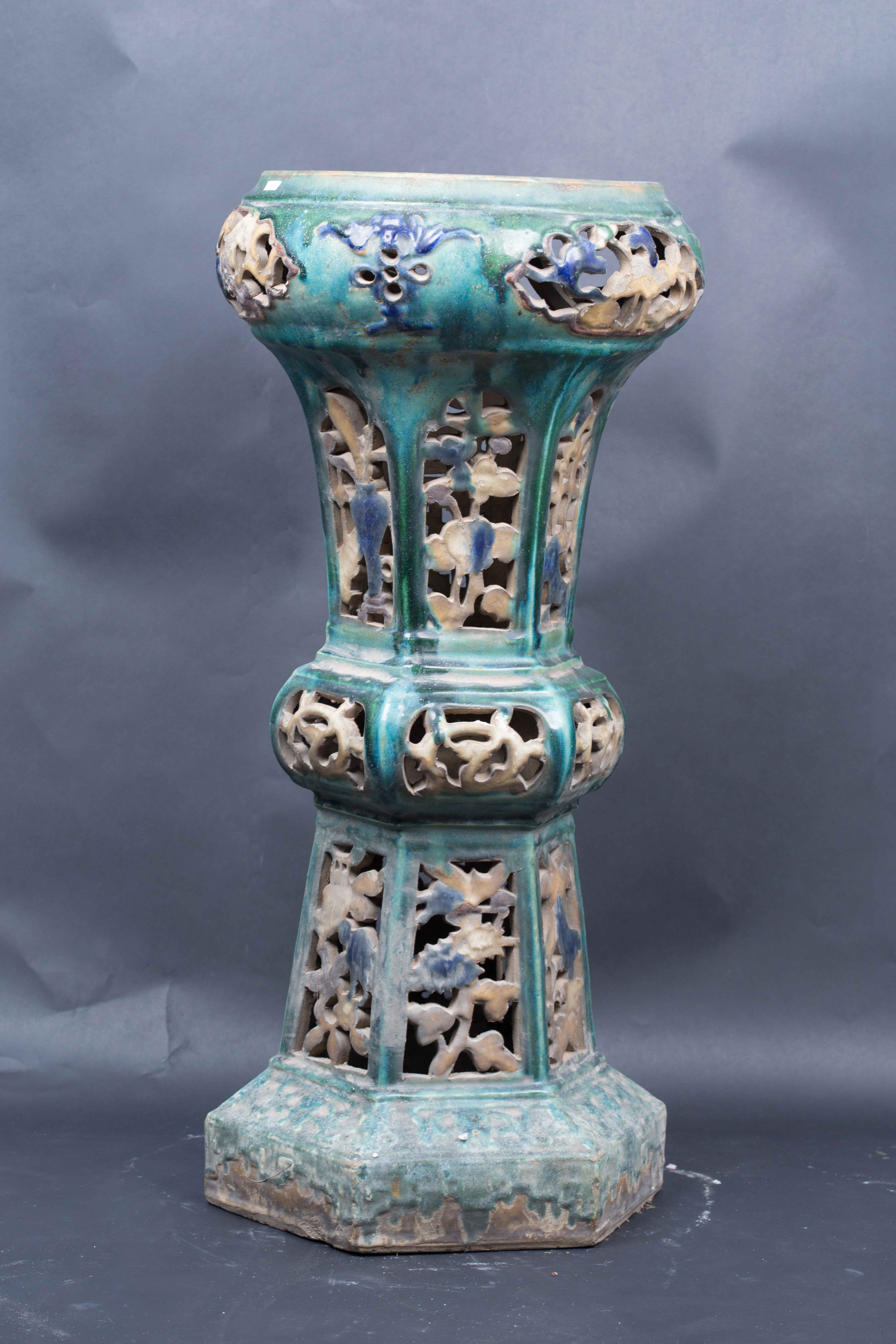 中华民国石湾窑花卉纹陶花座