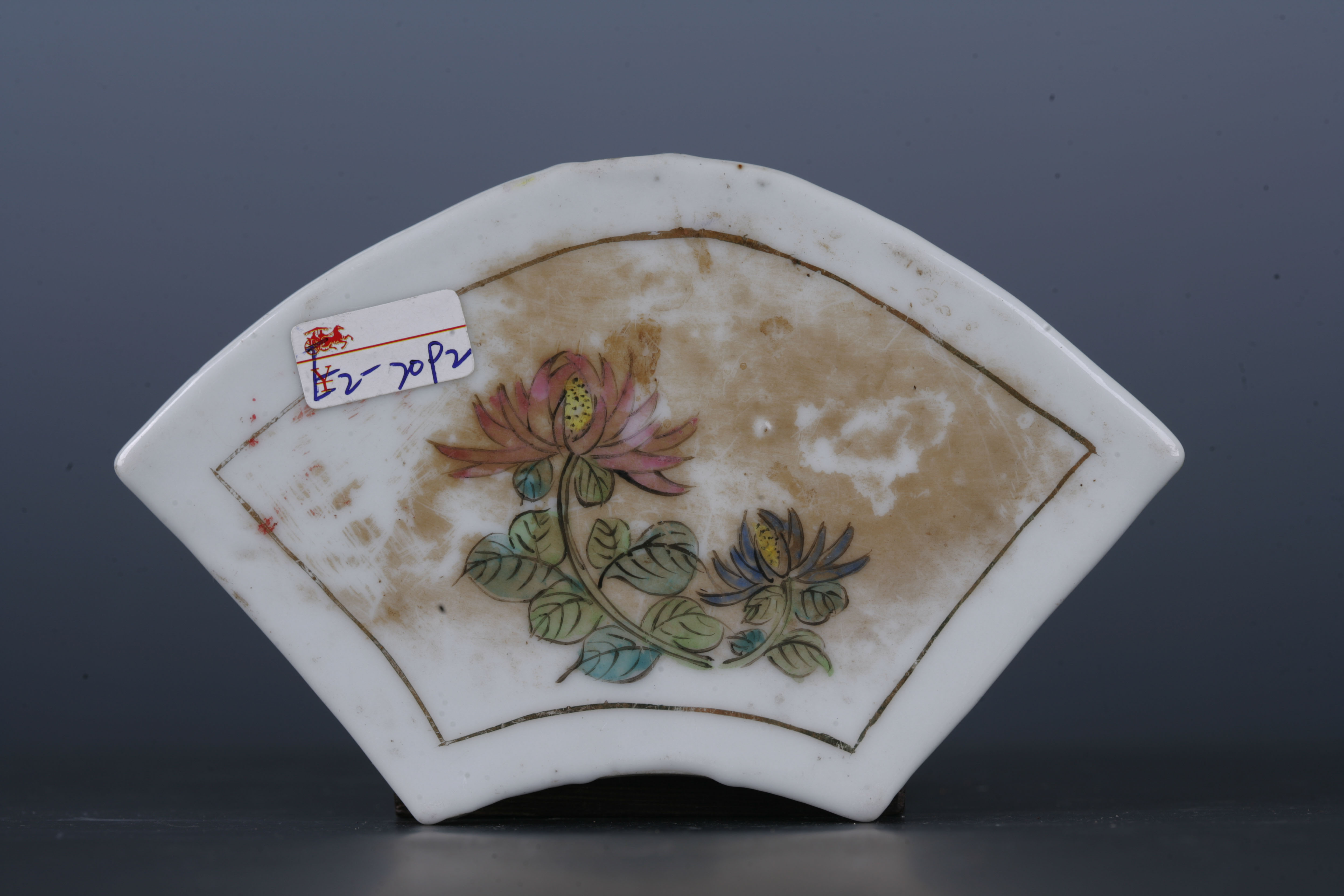 中华民国粉彩花卉纹扇形瓷板