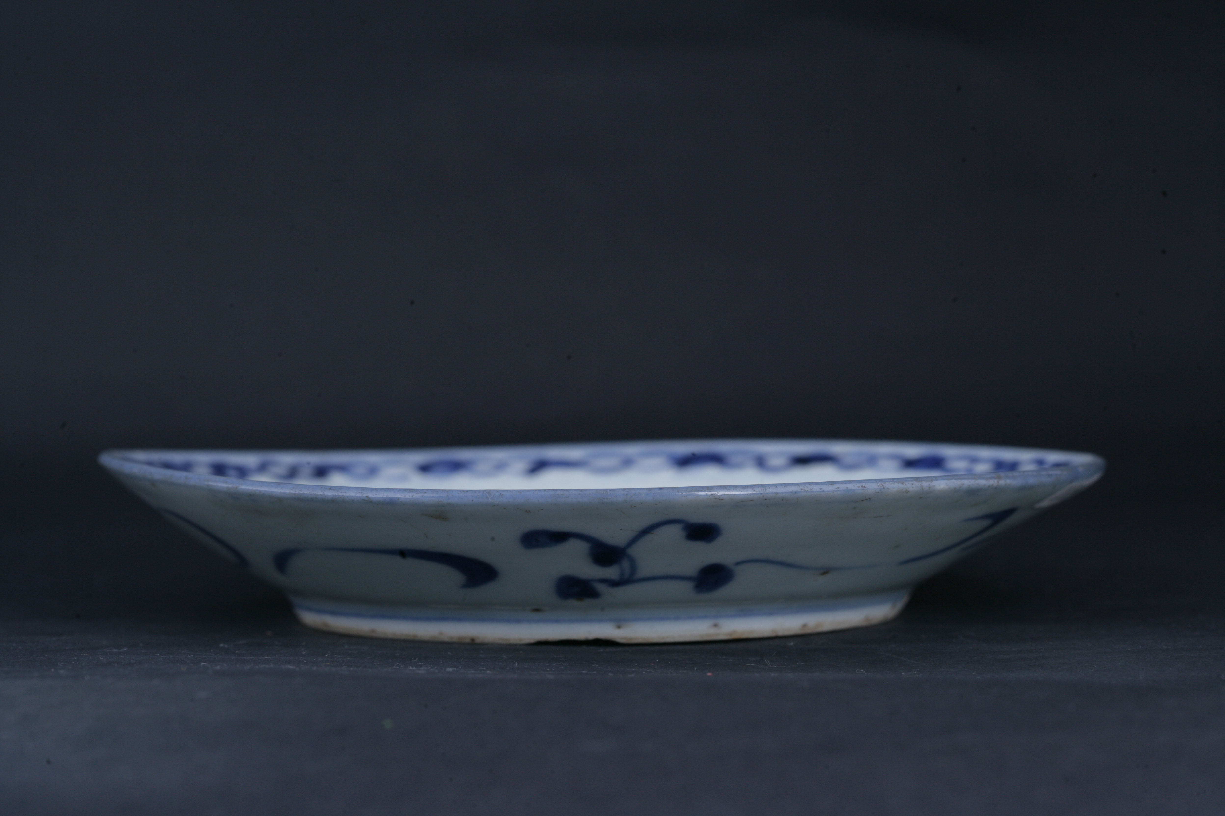 清青花缠枝莲纹盘-130