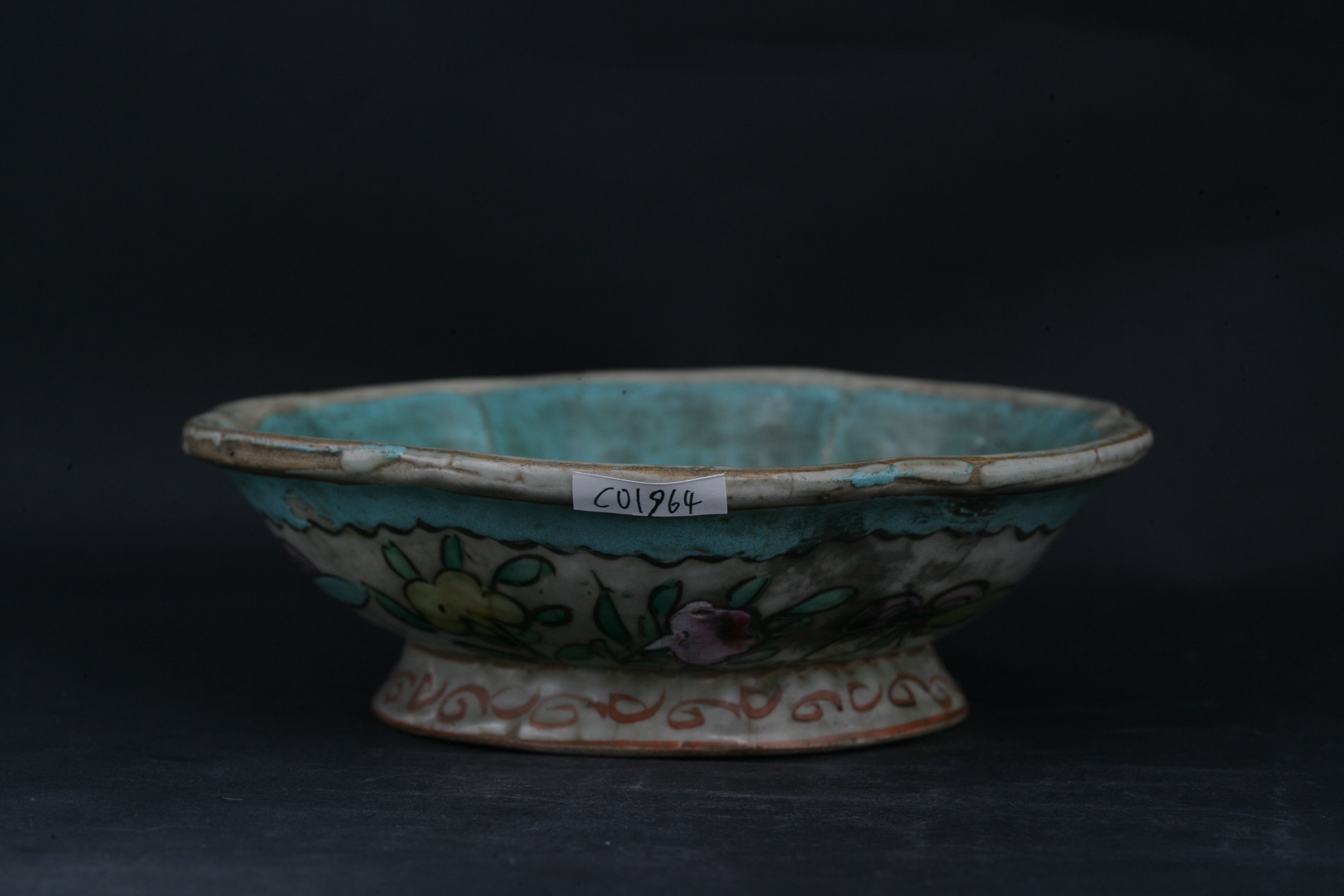 中华民国粉彩花蝶纹海棠花口碗-56