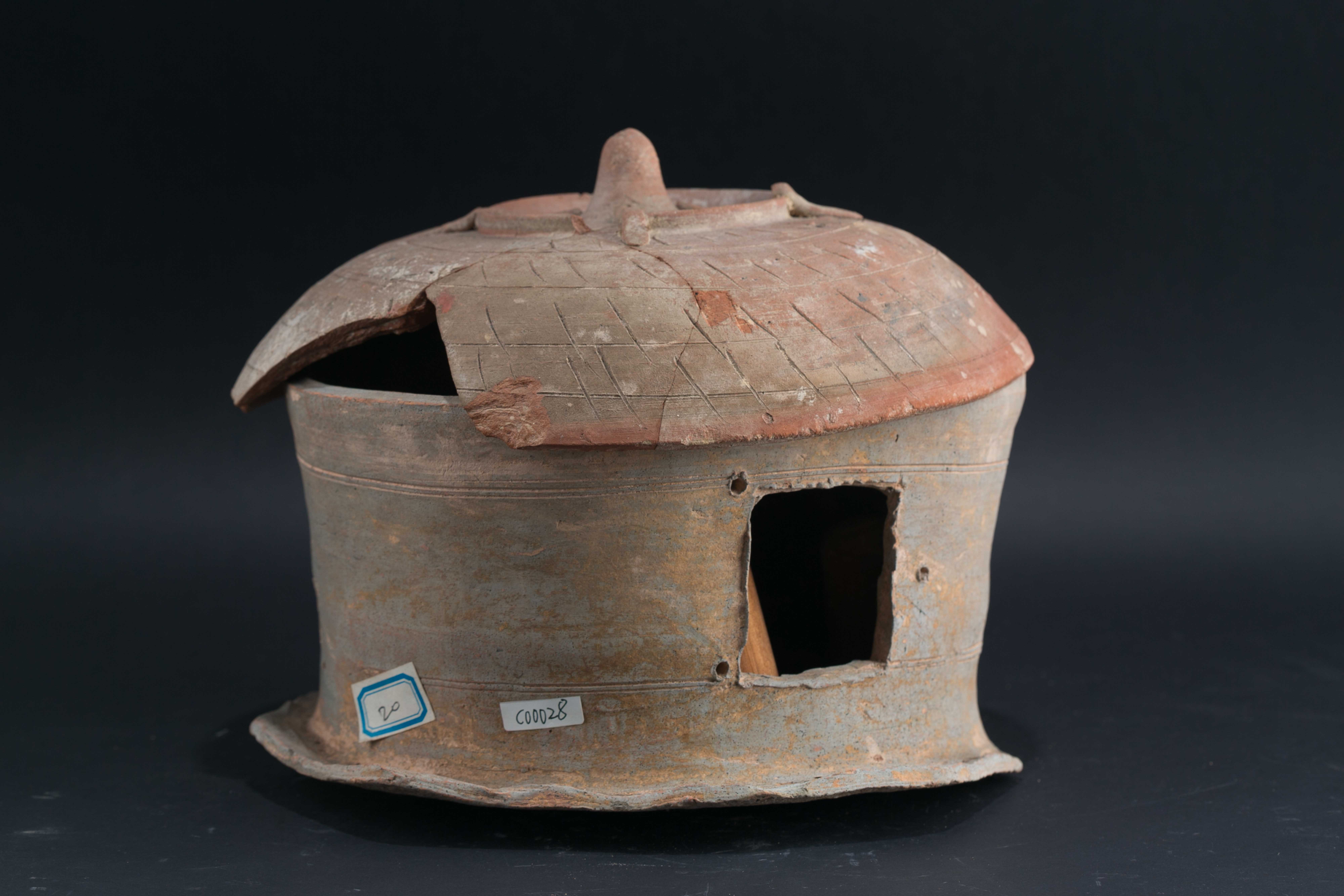 汉划花弦纹带盖陶囷