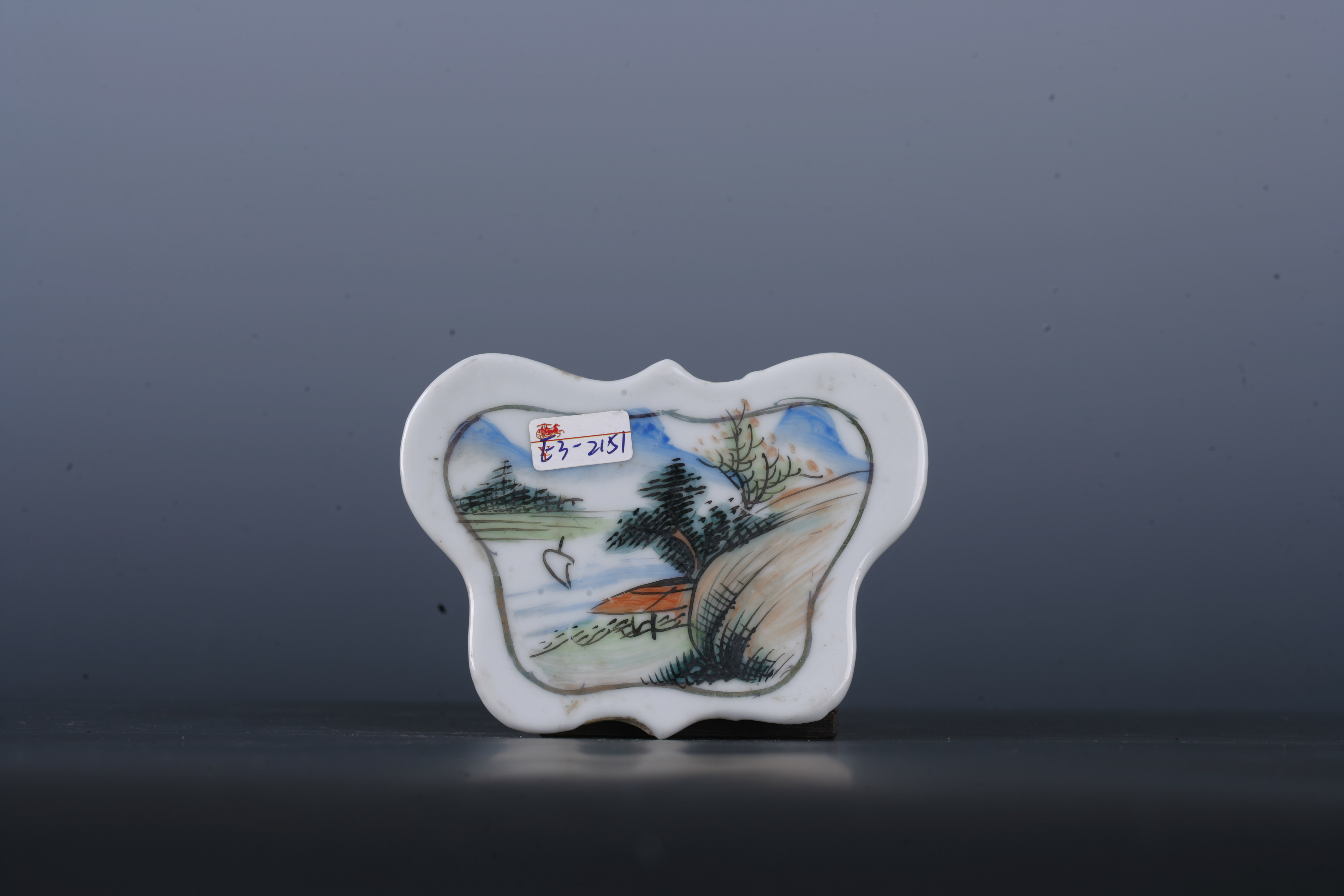 中华民国粉彩描金山水纹蝶形瓷板-3