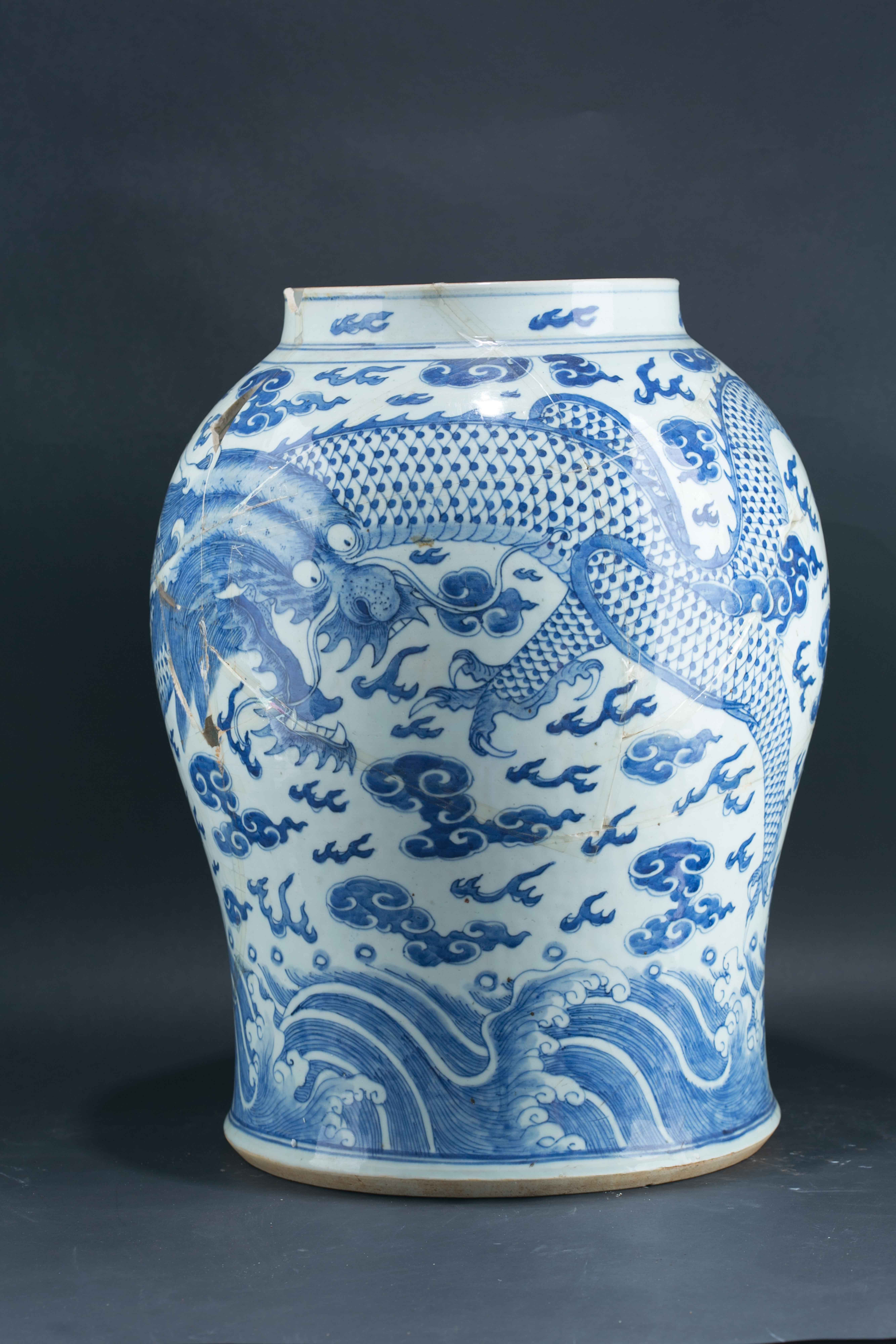 中国　青花　貼雲龍文　蓋付壷　M　Ｒ2900Ａ 中国 青花 貼雲龍文 蓋付壷 M R2900A （中国美術 青花龍紋天球