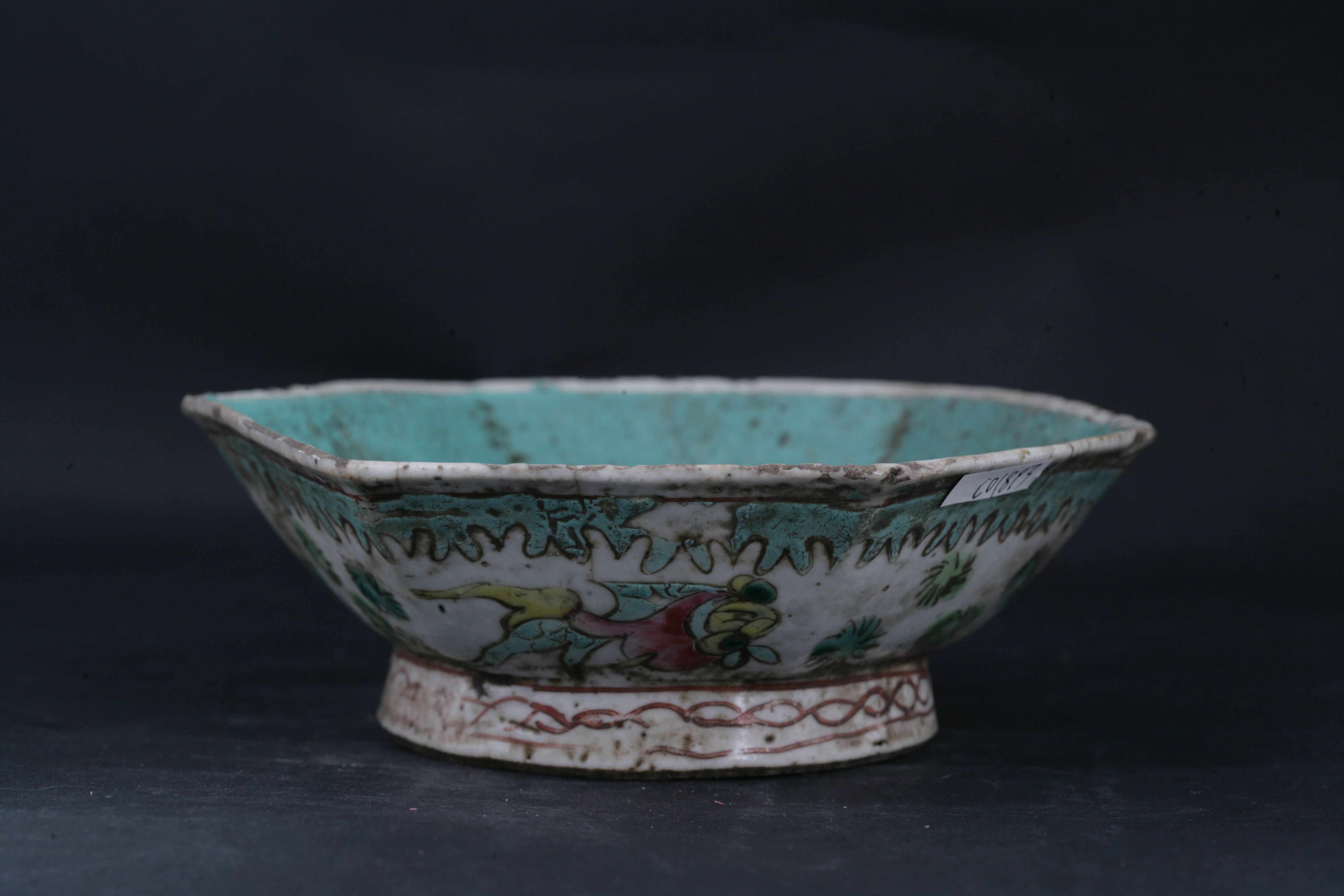 清粉彩动物花卉纹菱口碗