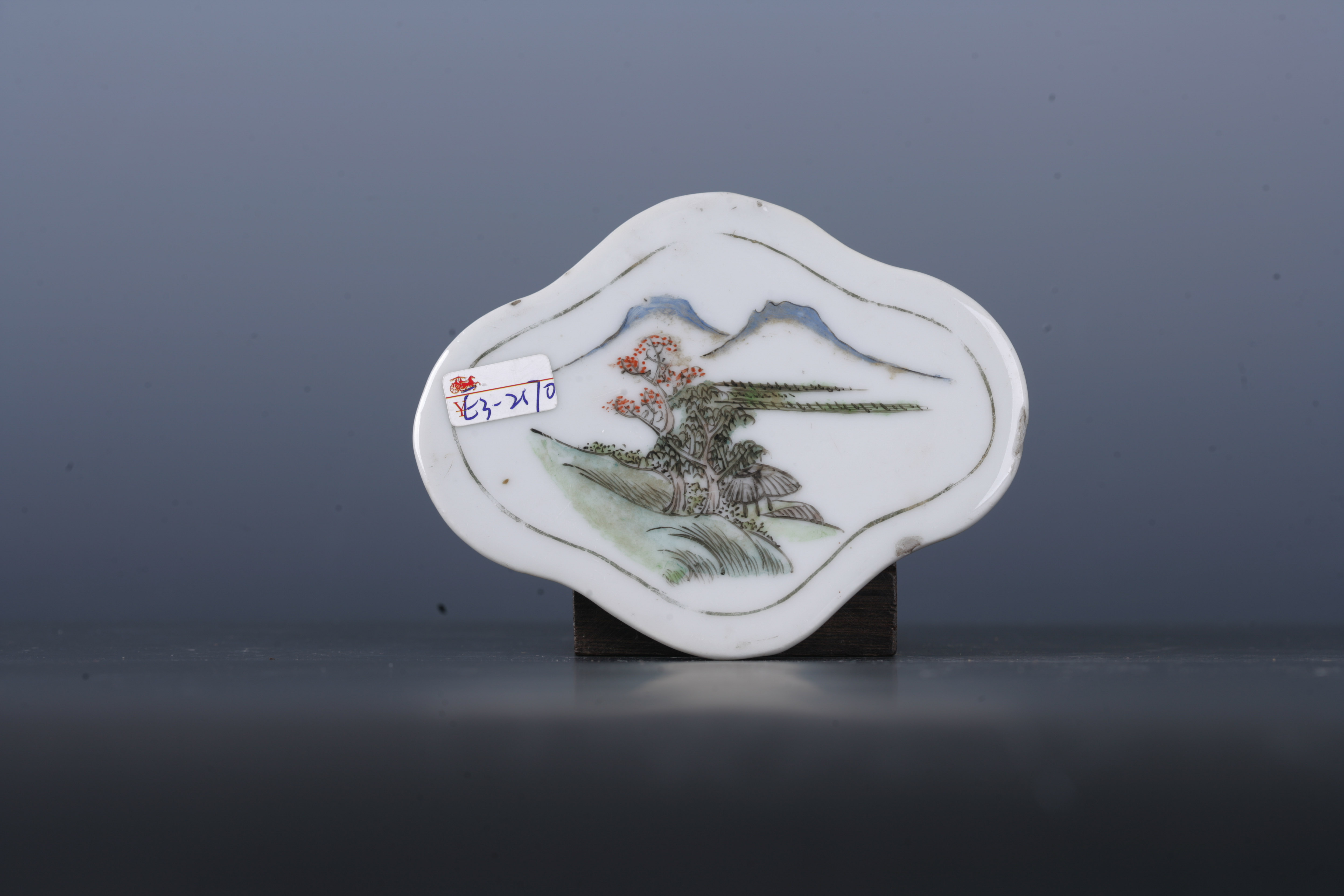 中华民国粉彩山水纹菱花形瓷板-5