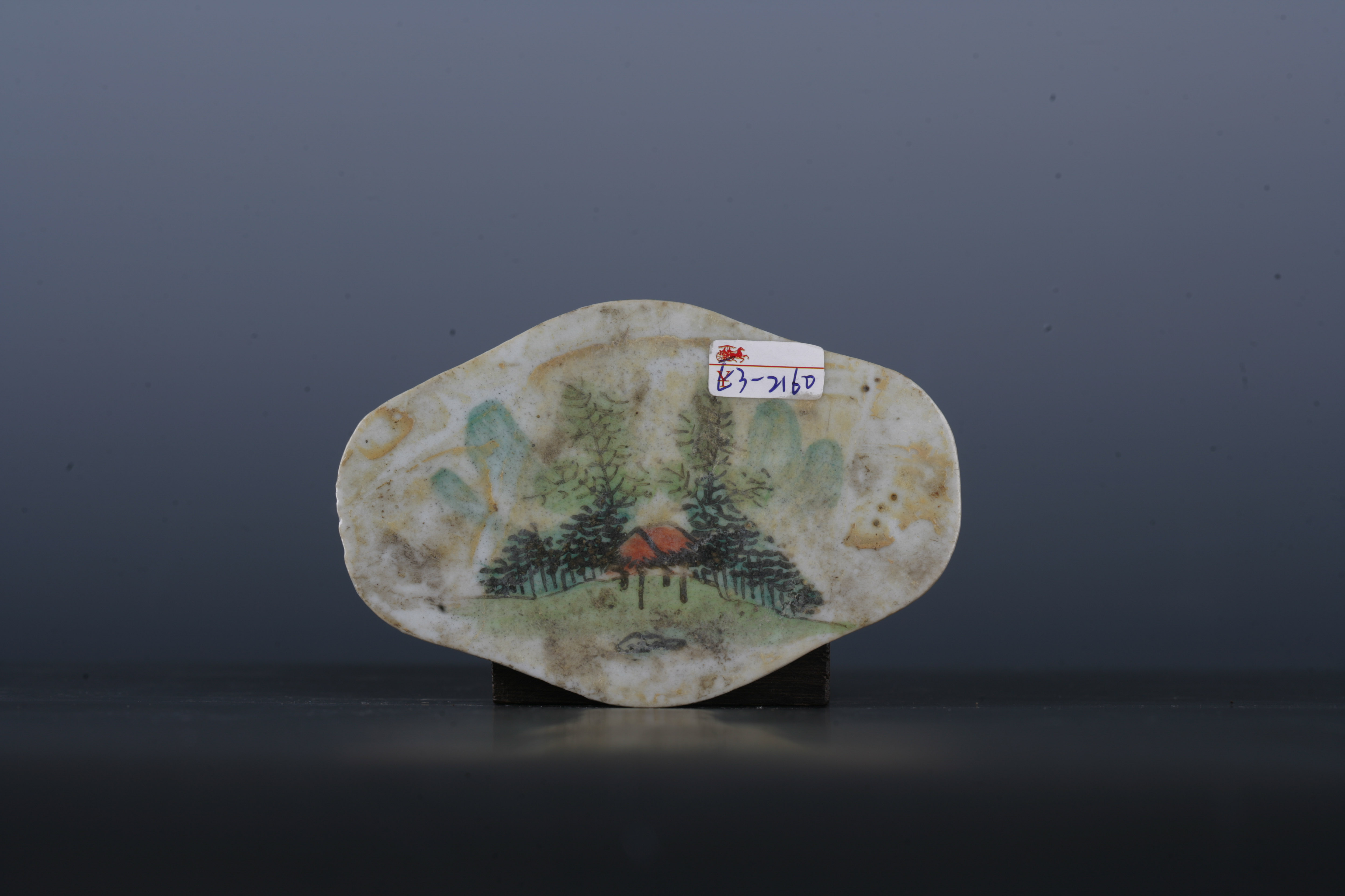 中华民国粉彩山水纹菱花形瓷板-3