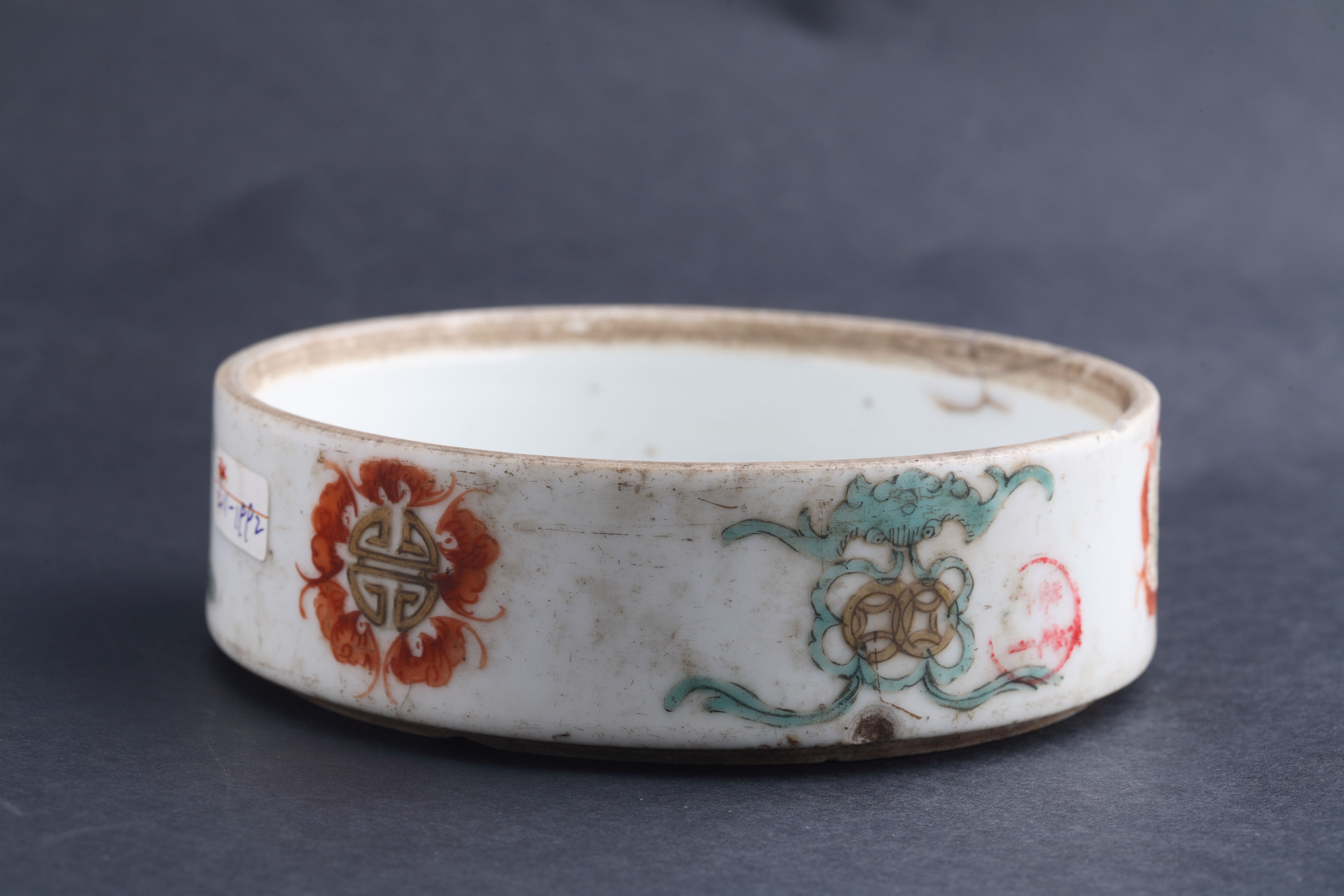 中华民国粉彩蝙蝠铜钱花卉寿字纹格盒