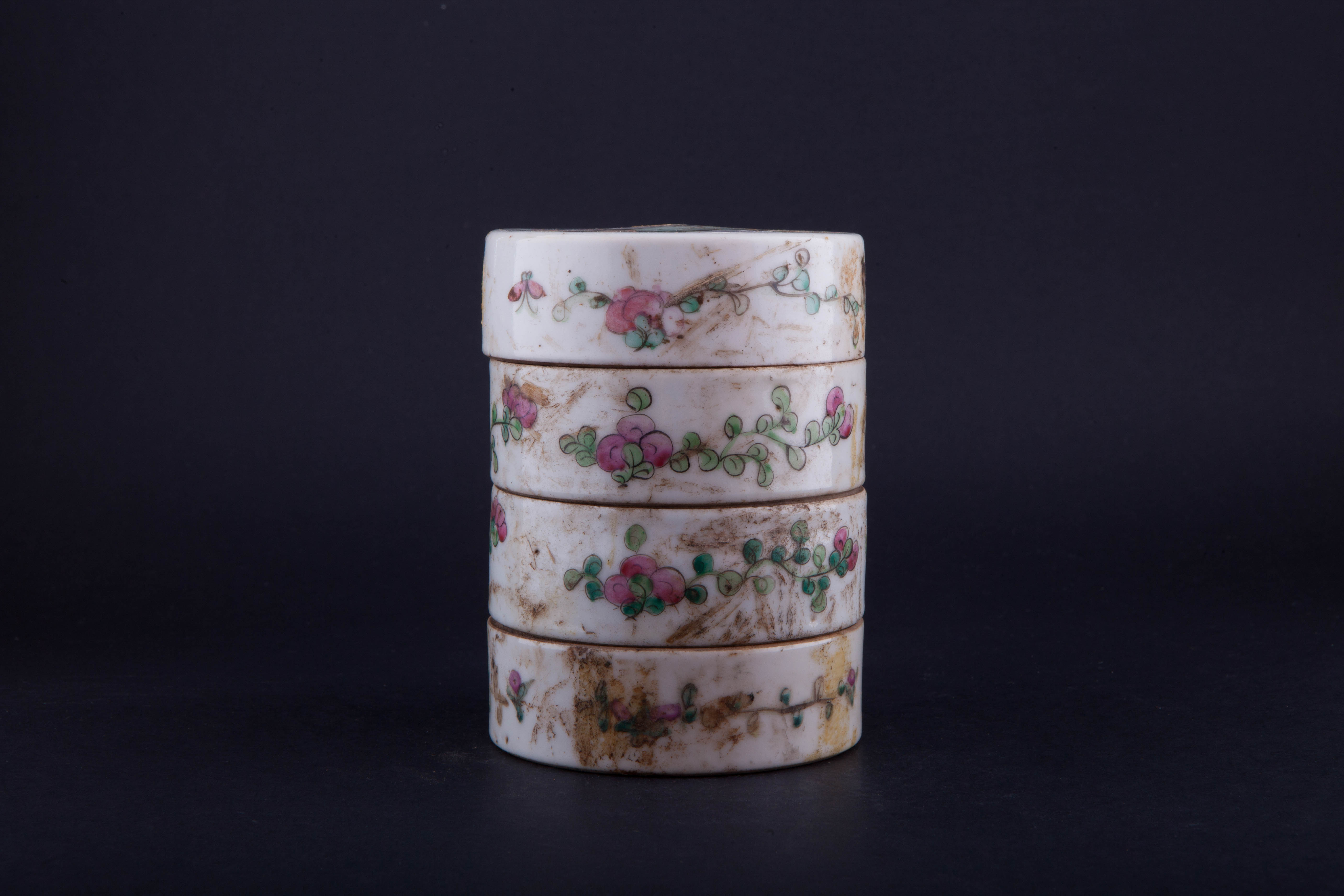 中华民国粉彩花卉人物纹套盒