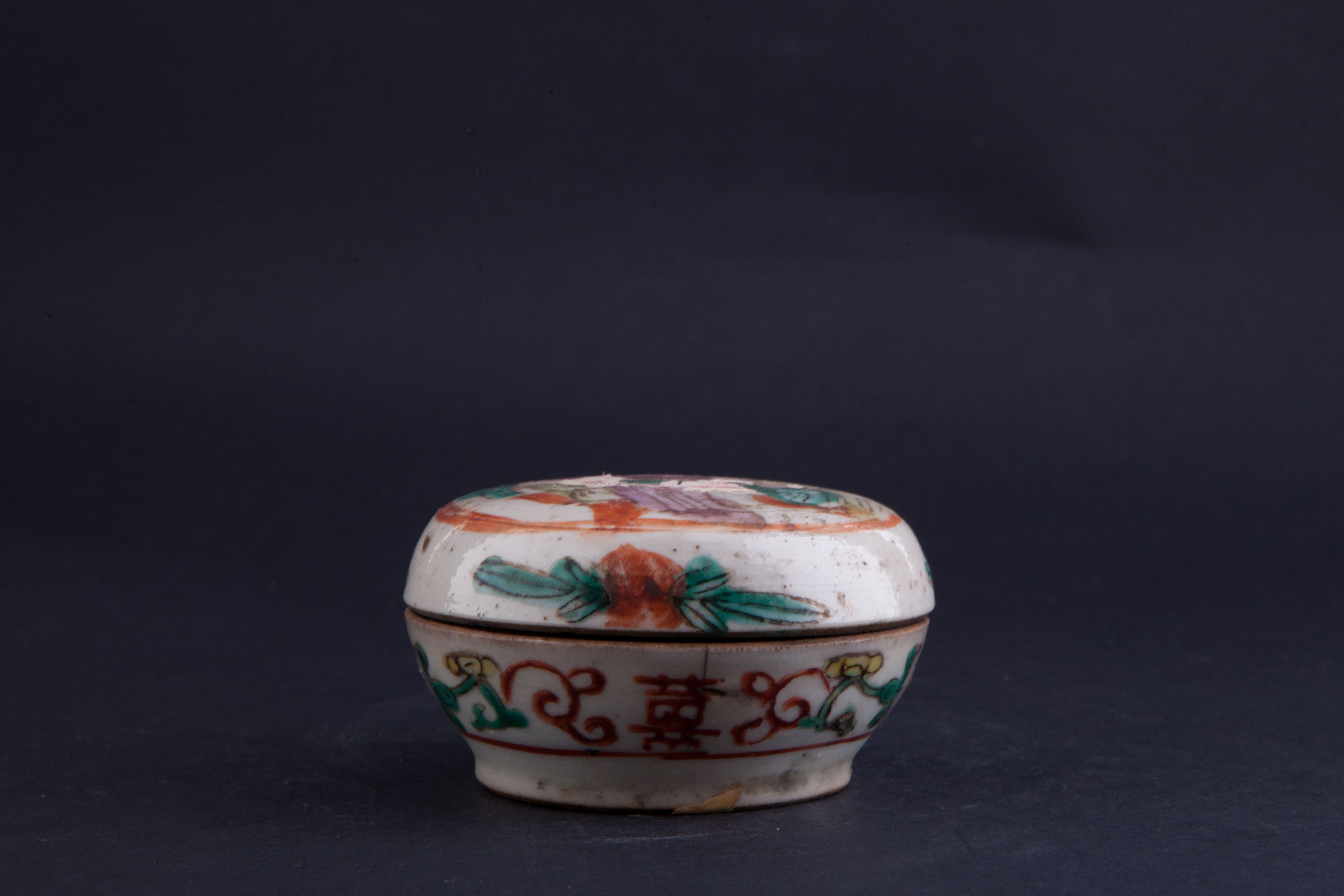 清粉彩仕女童子双喜花卉纹盖盒