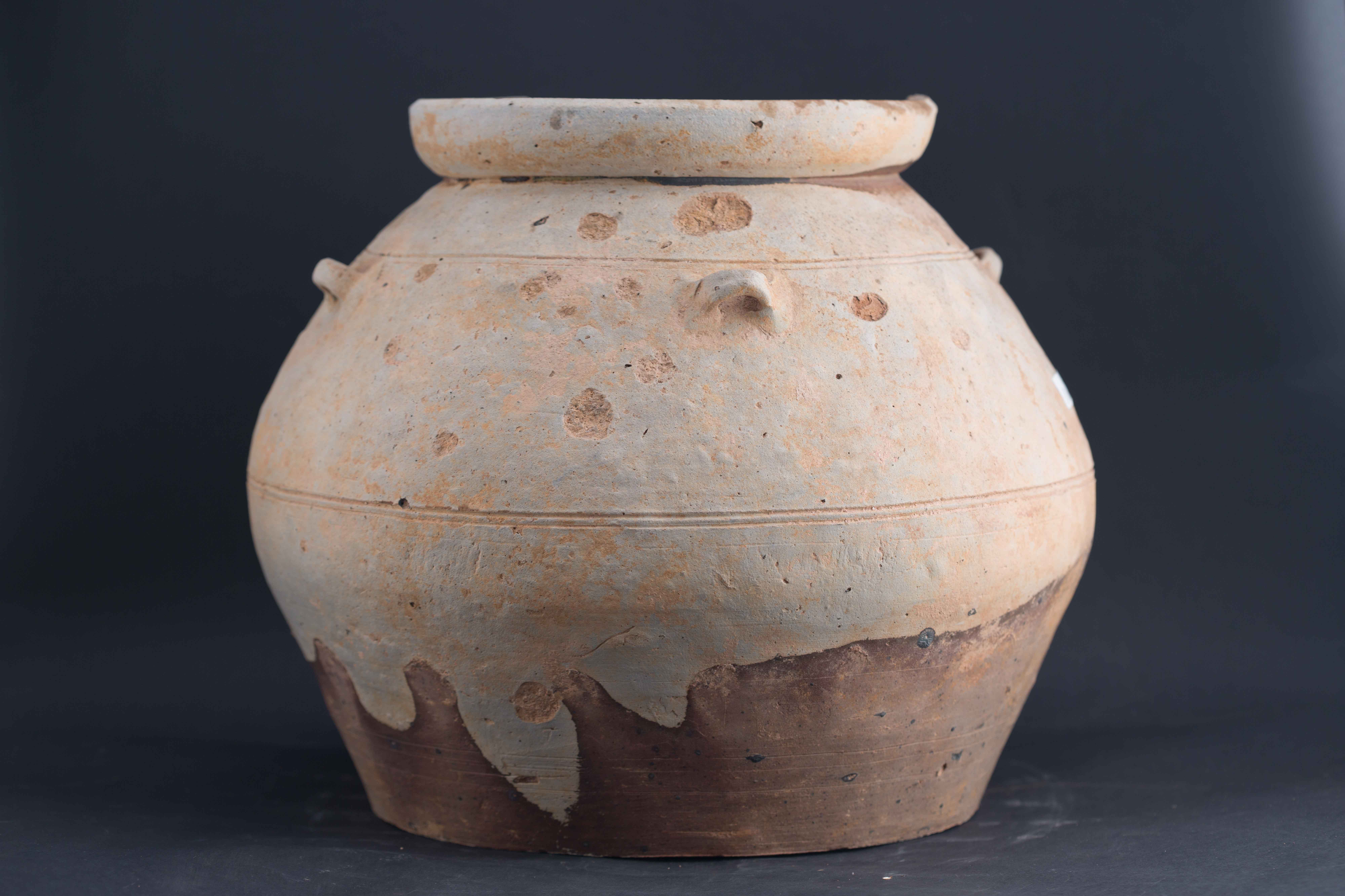 汉弦纹四系陶瓮（附盖）