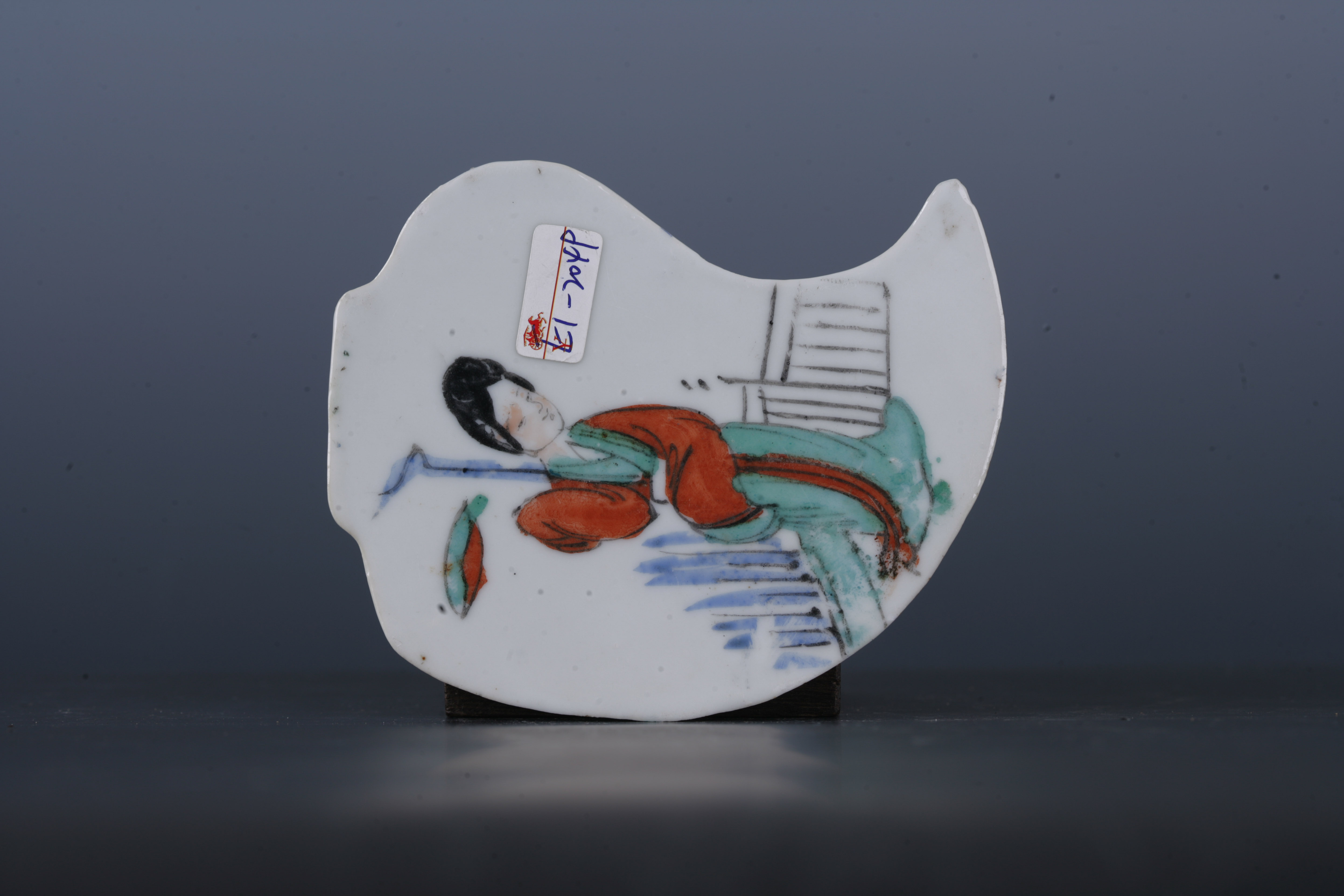 中华民国粉彩仕女纹蕉叶形瓷板-3