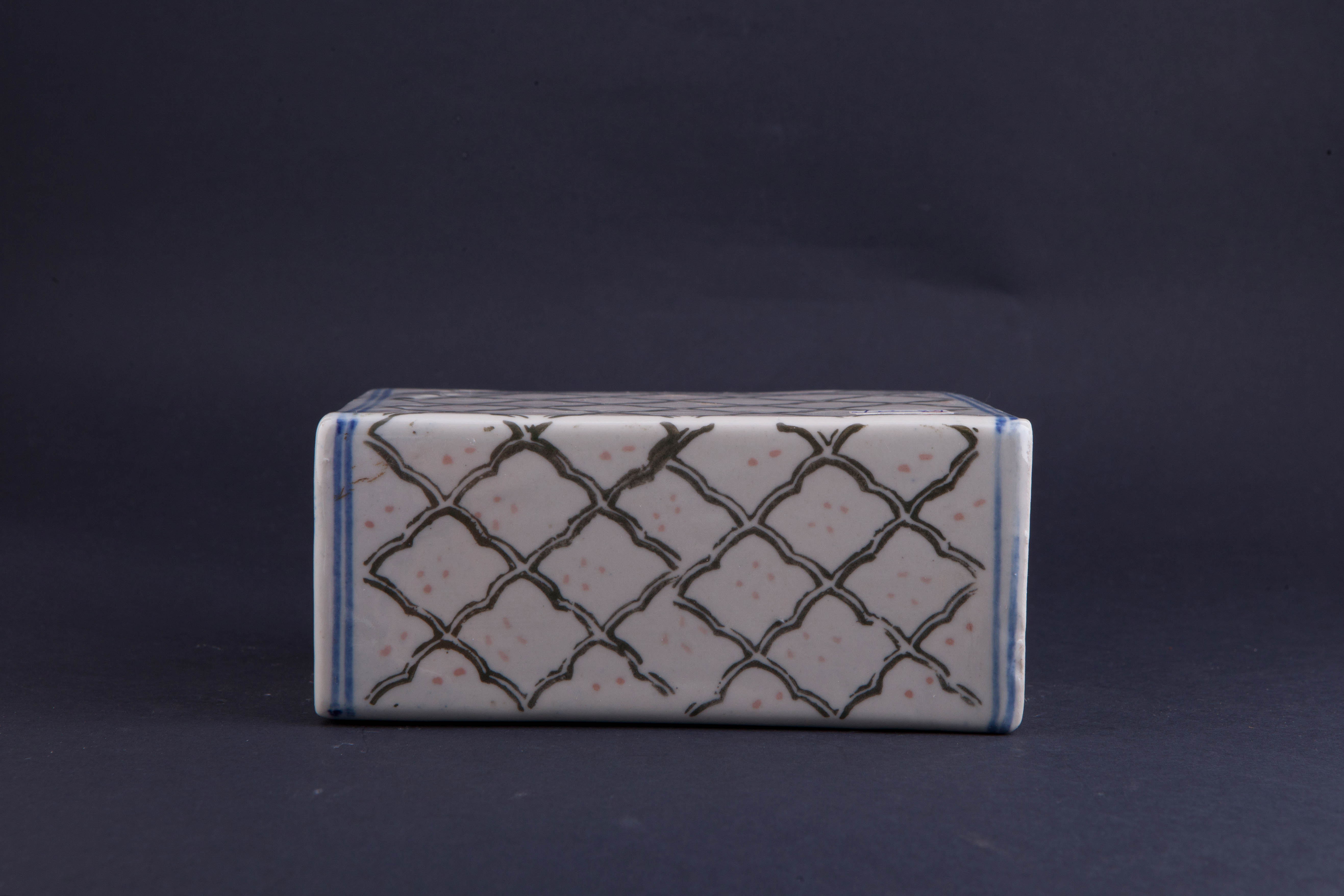 中华民国青花红绿彩菱花纹方瓷枕-3