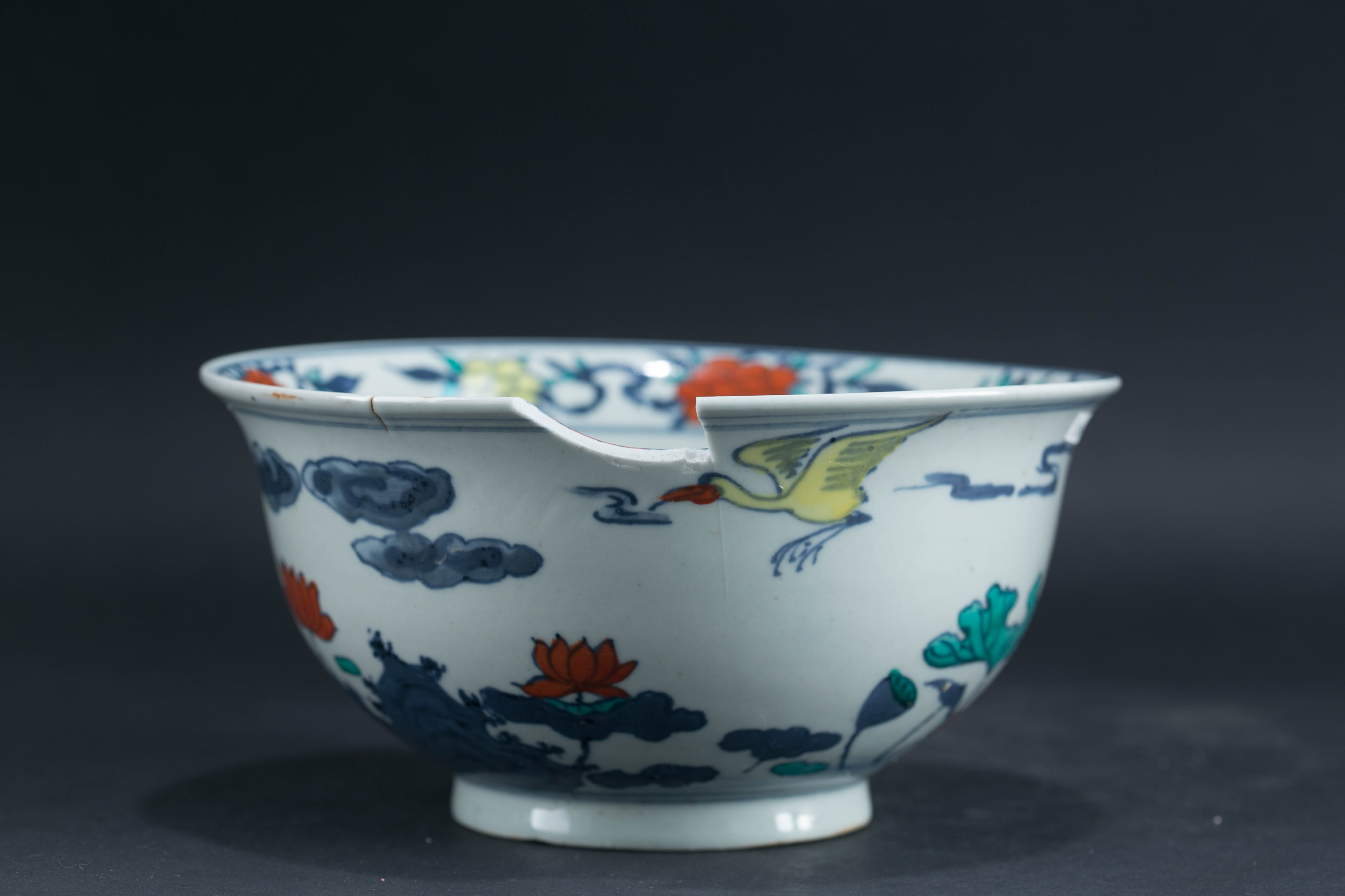 清仿康熙斗彩花鸟纹碗