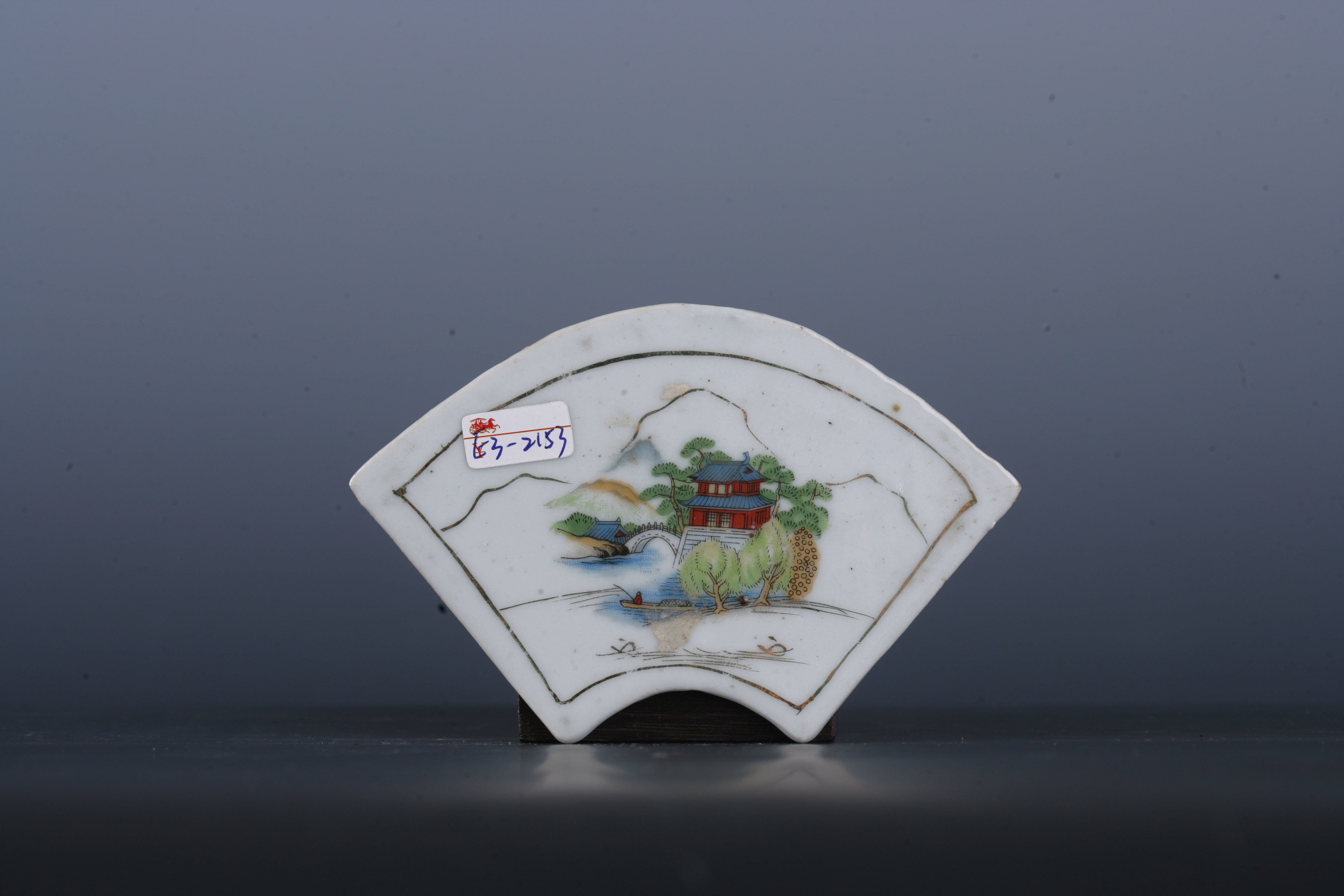 中华民国粉彩描金山水纹扇形瓷板-5