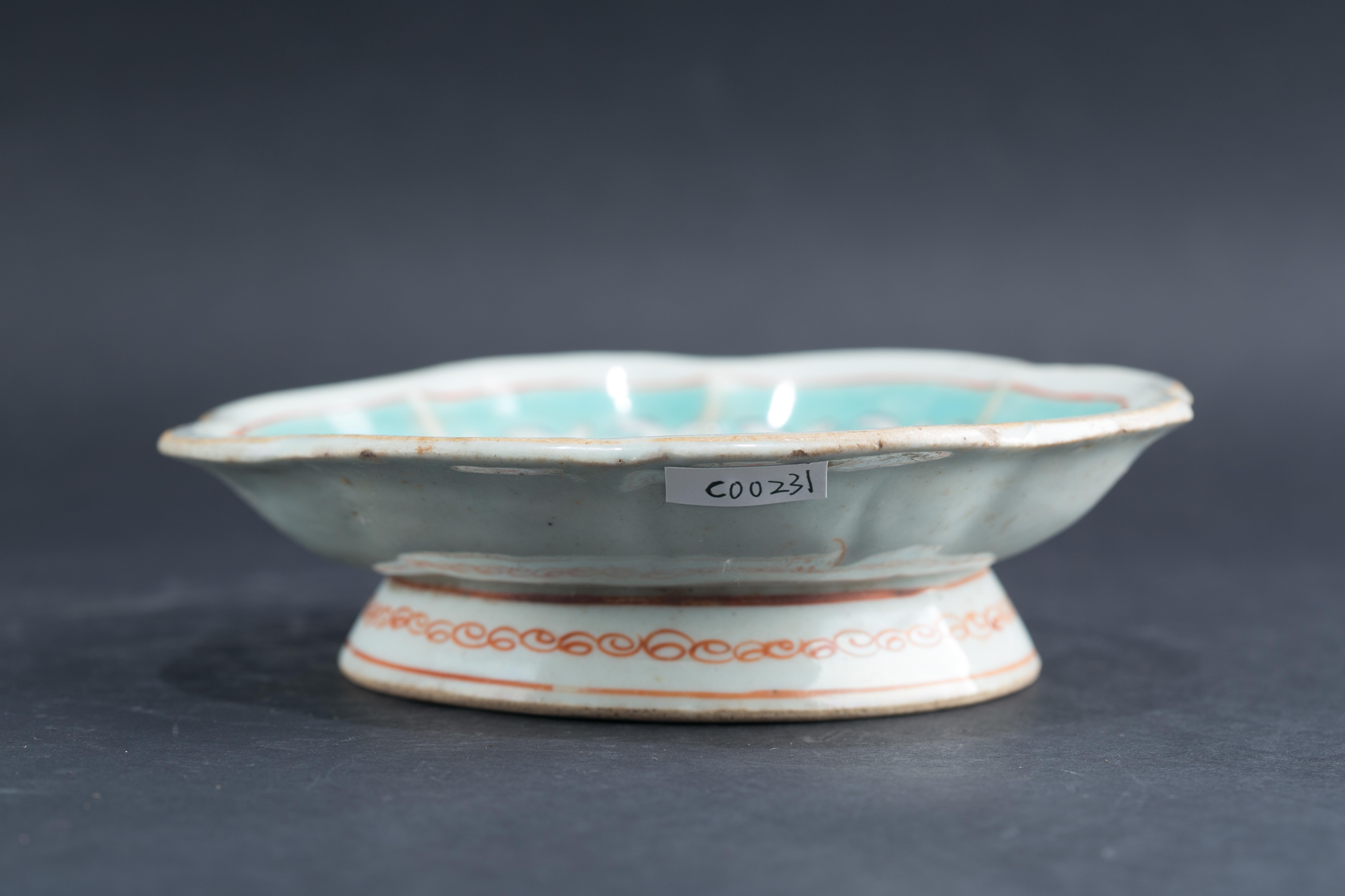 中华民国粉彩花蝶纹花口盘-2