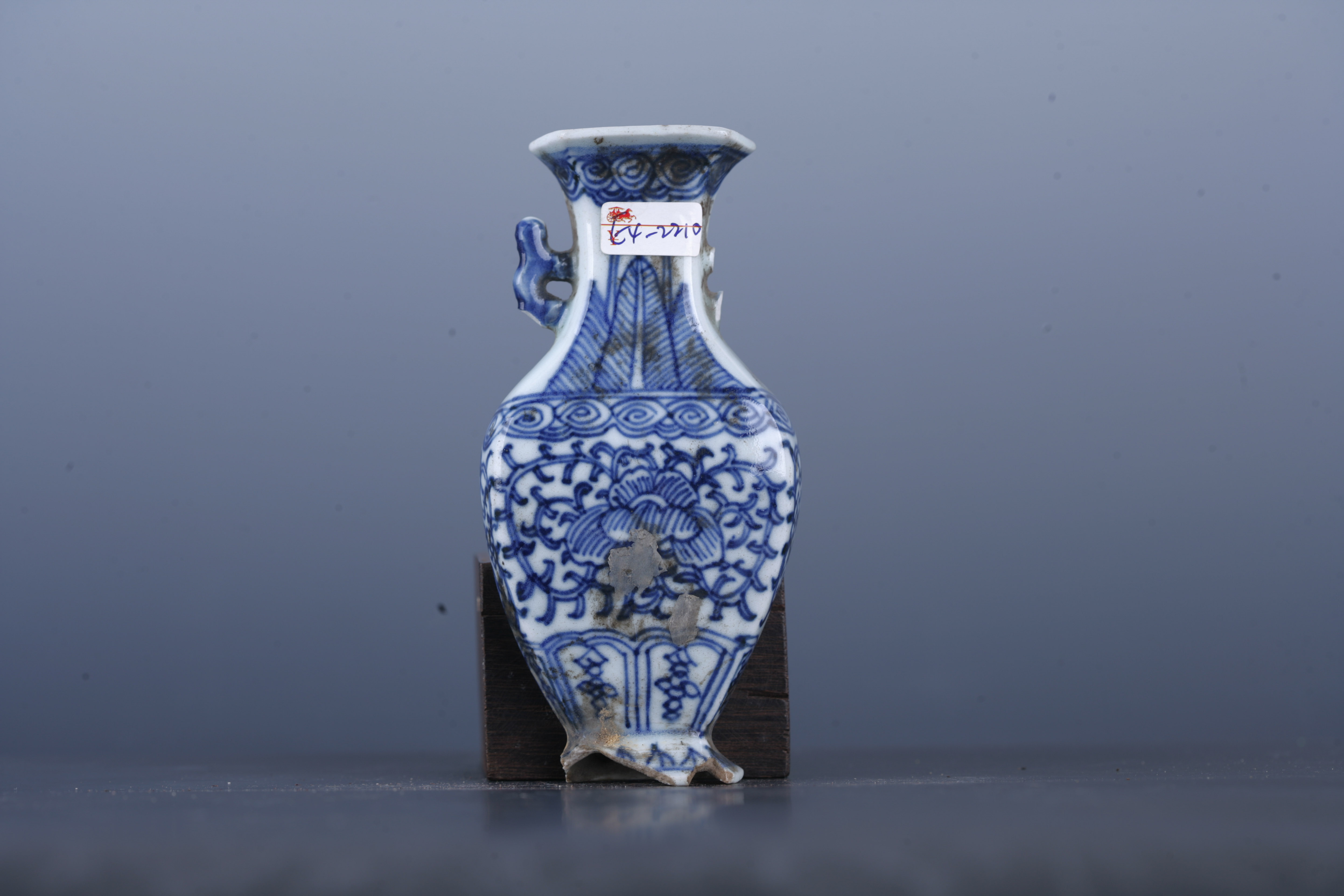 清青花莲花纹瓶形壁挂-4