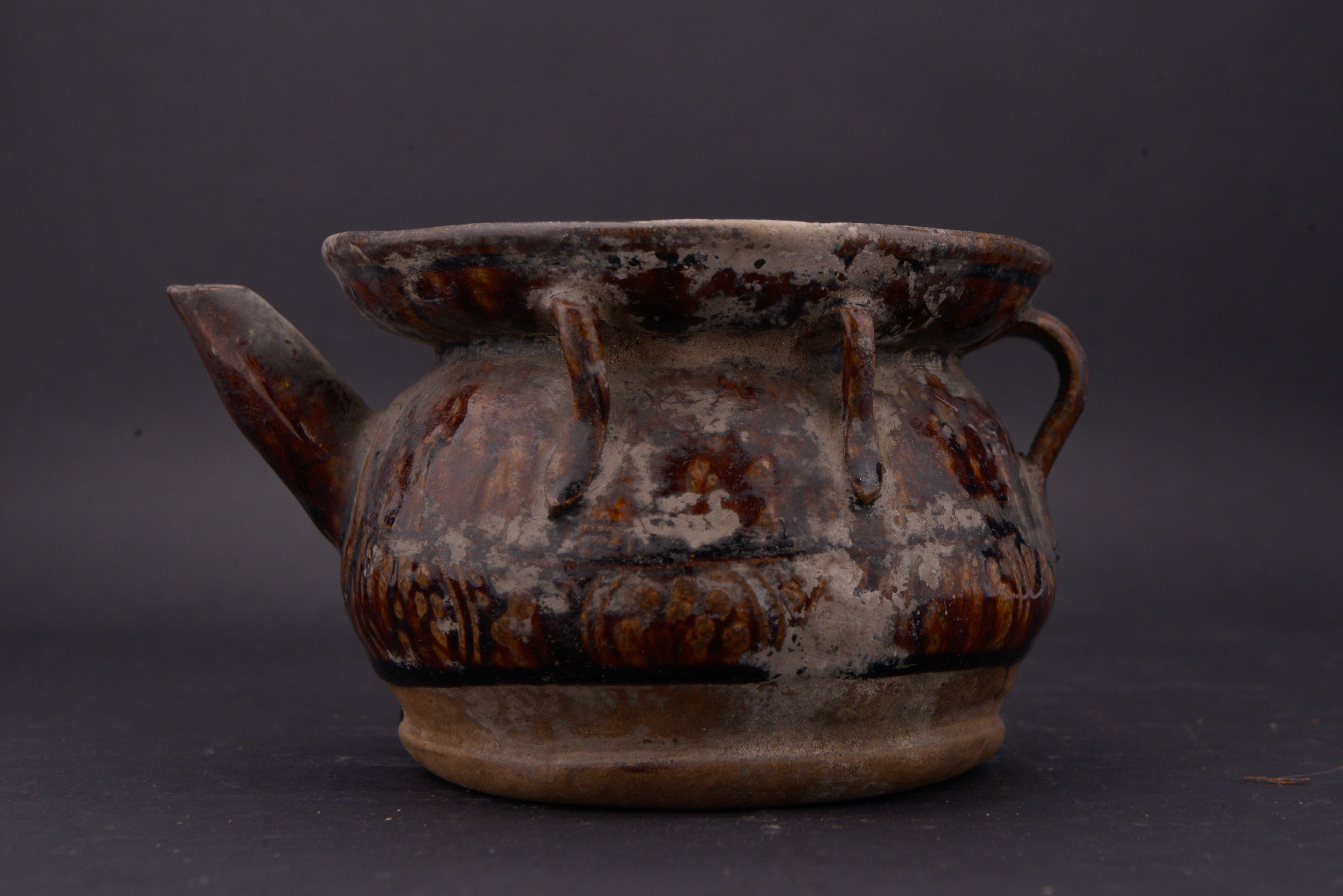 中华民国酱釉暗花壶