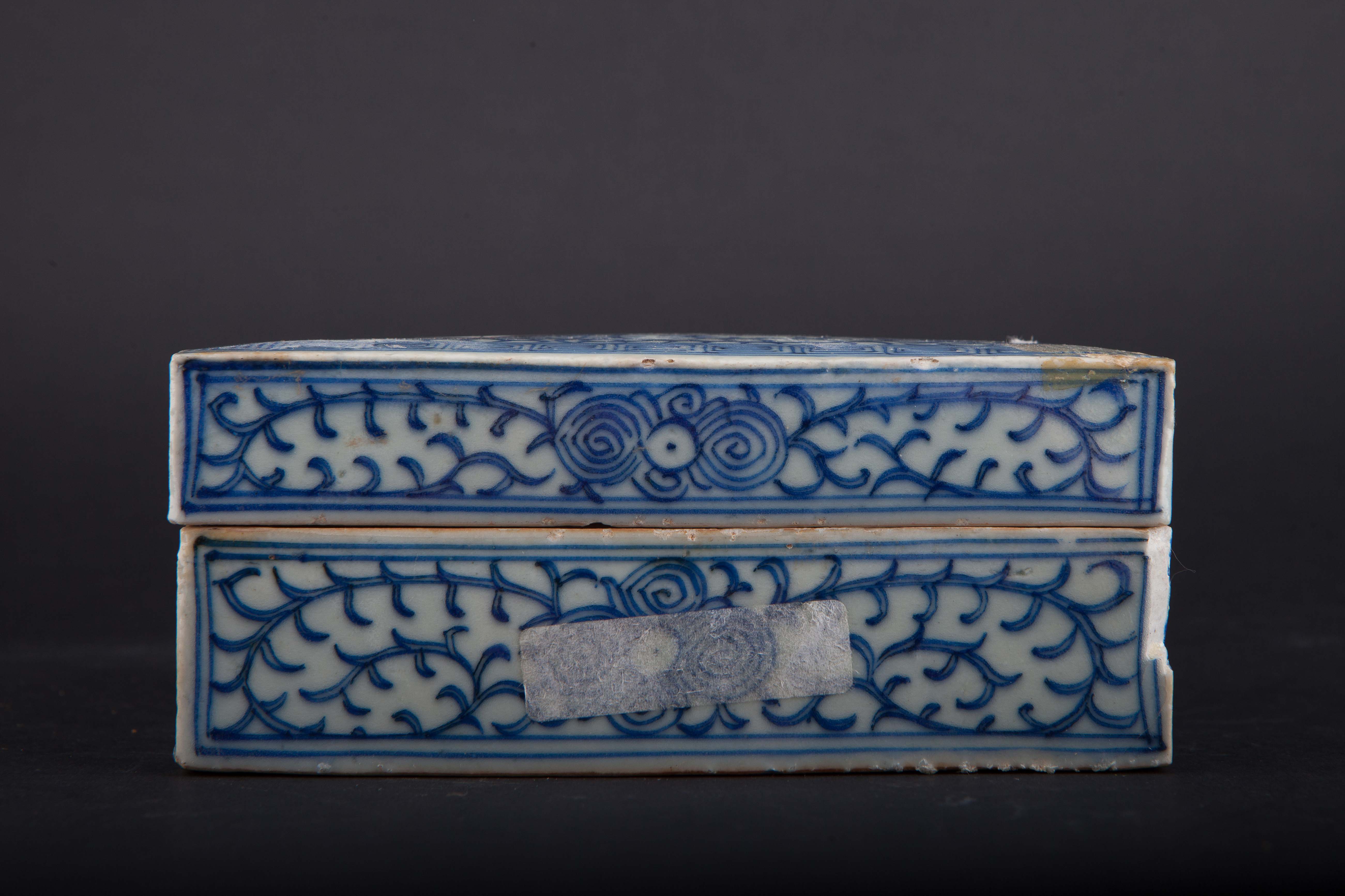 清青花勾莲纹盖盒