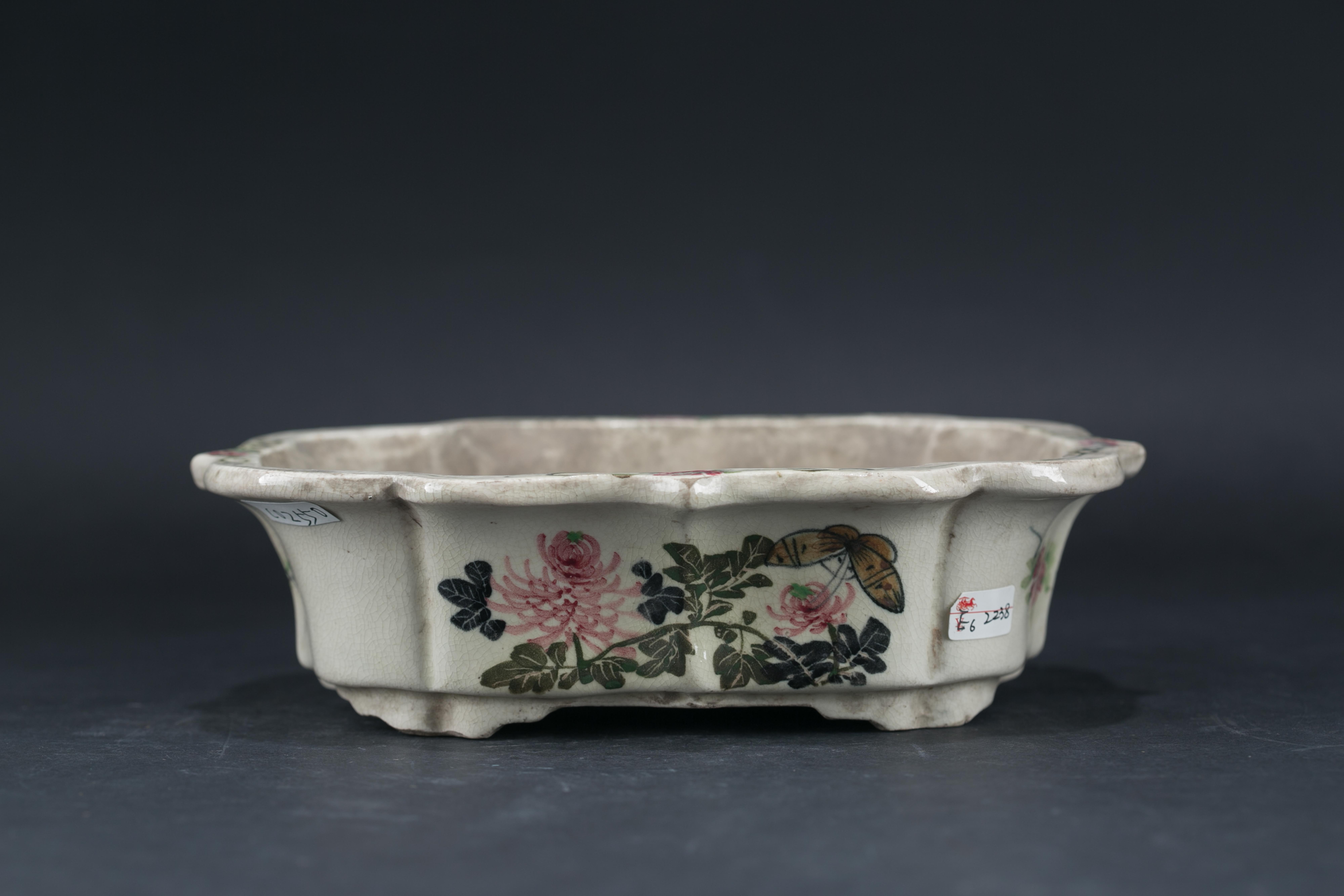 中华民国粉彩花蝶纹花盆