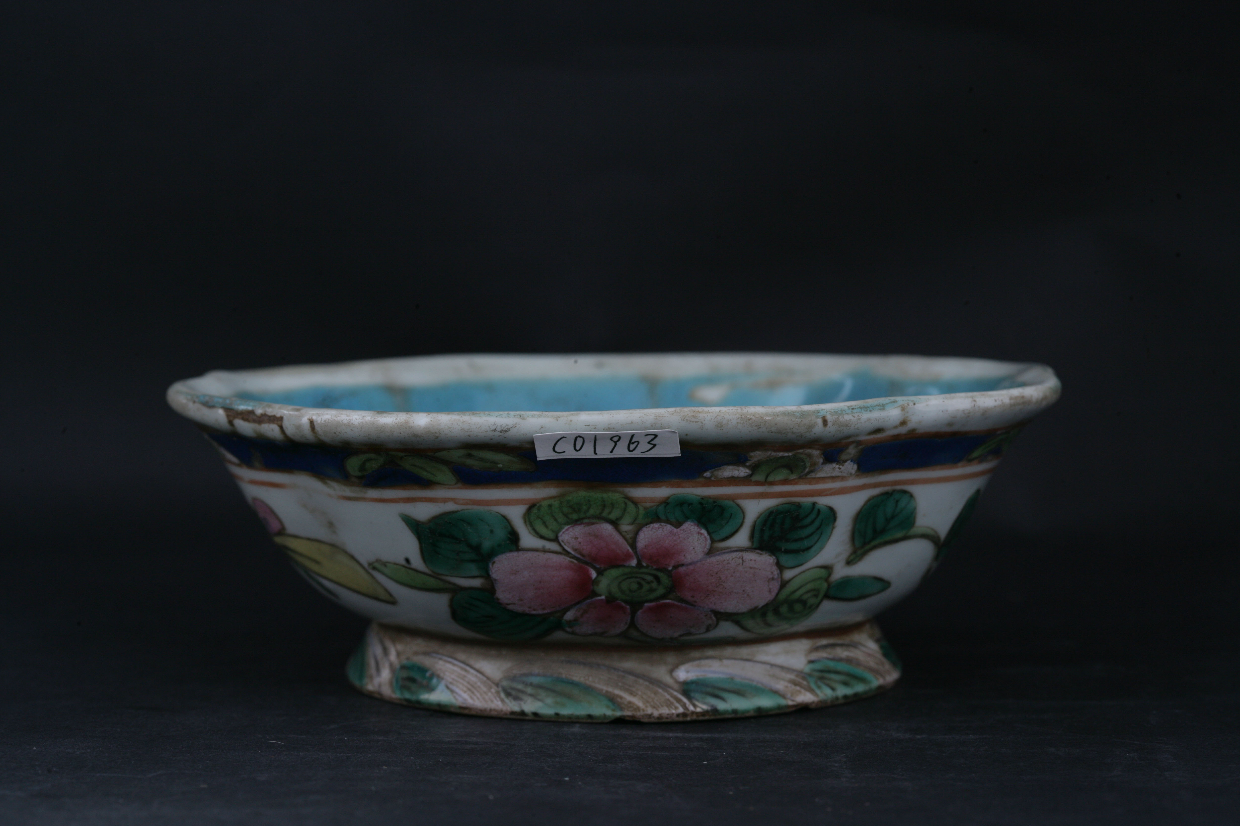 中华民国粉彩花蝶纹海棠花口碗-55