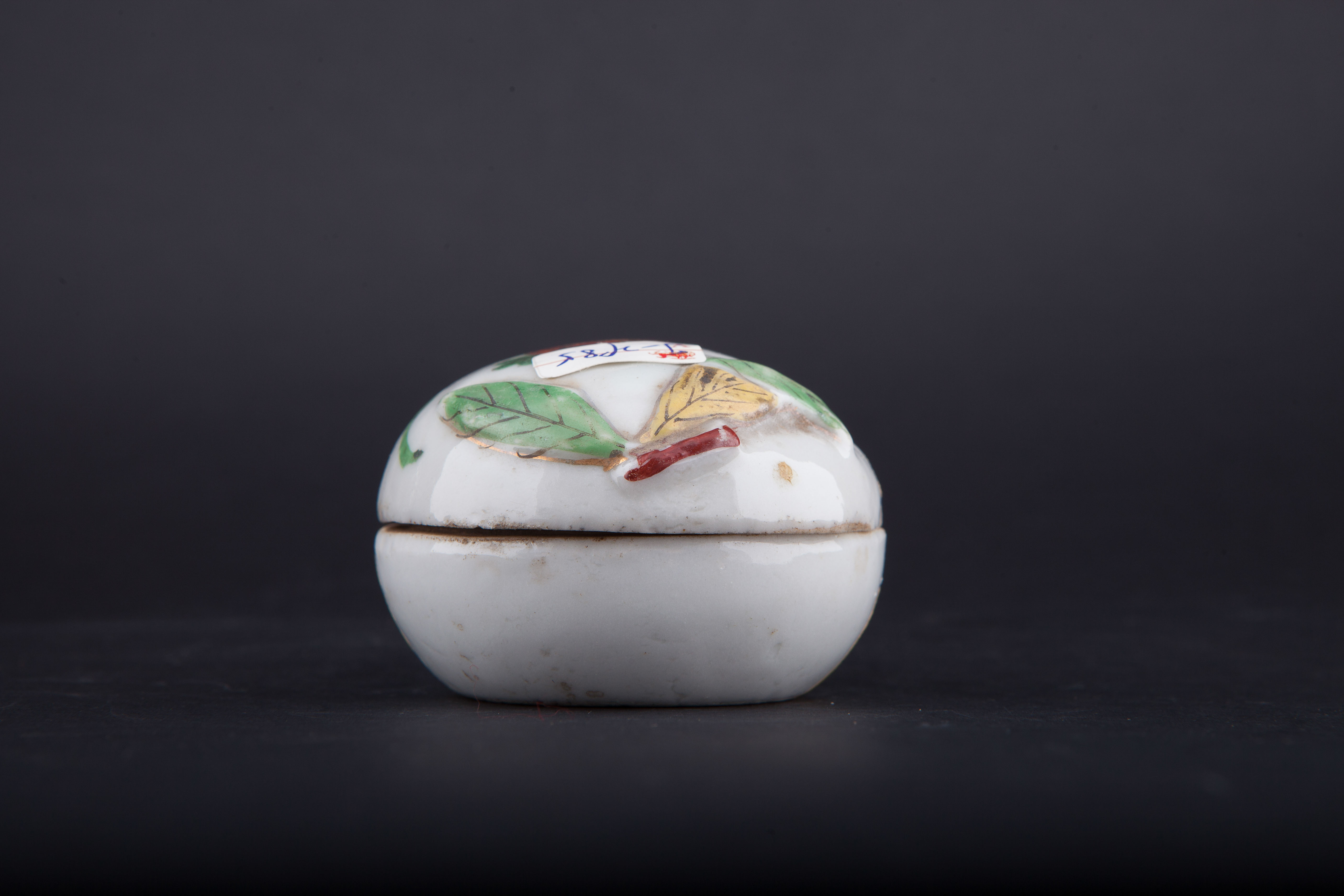 中华民国粉彩花卉纹桃形盖盒