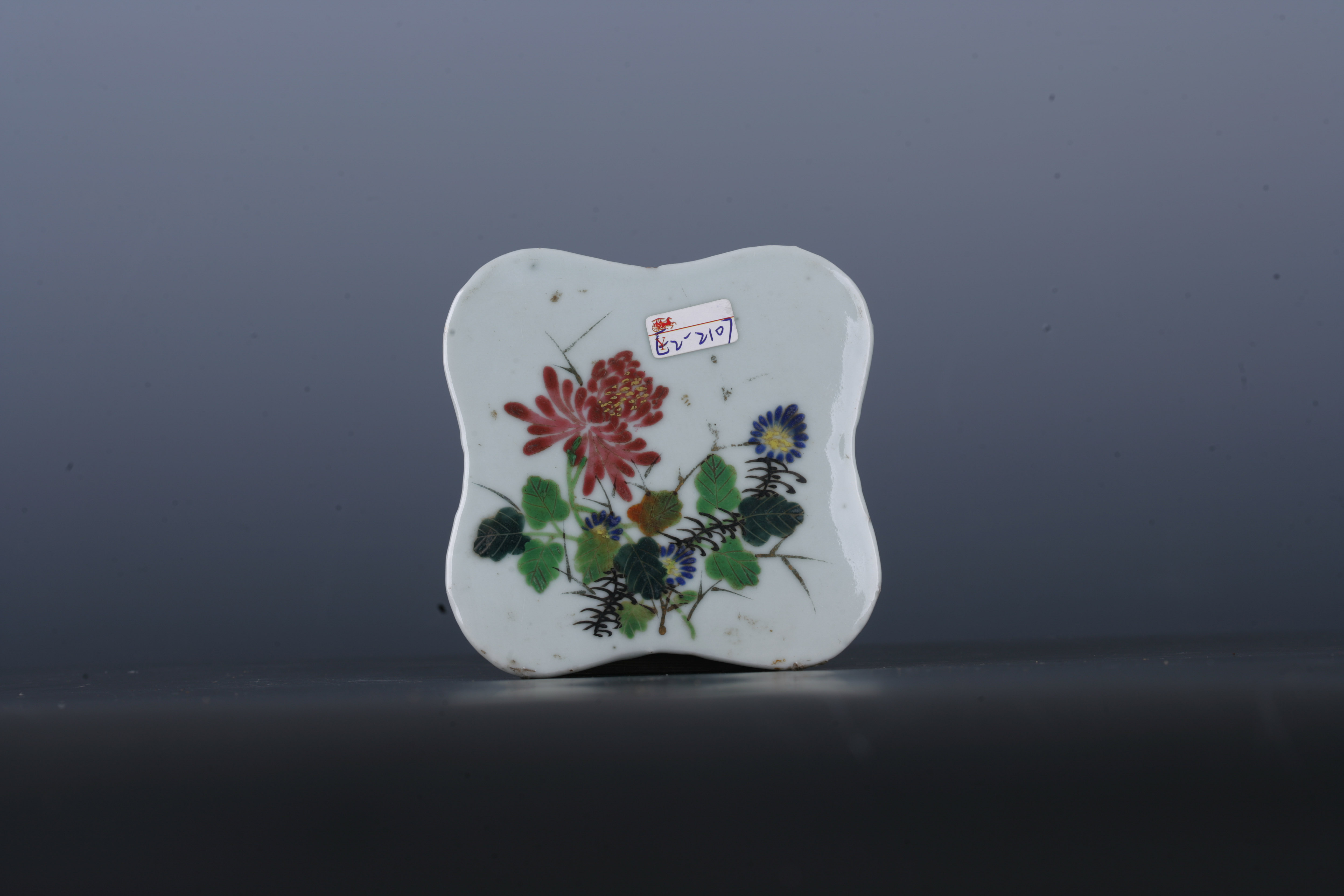 中华民国粉彩花卉纹菱花形瓷板-3