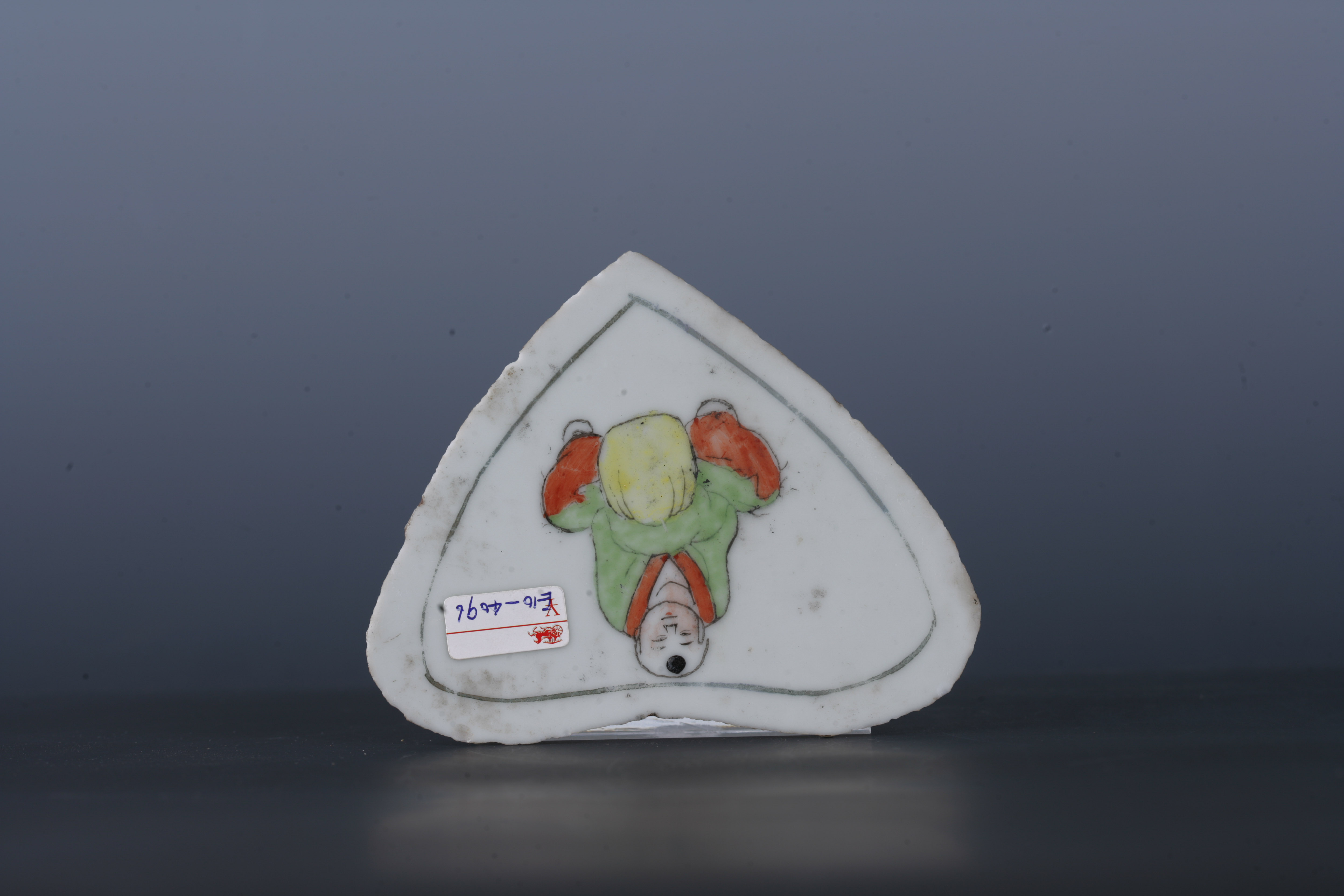 中华民国粉彩童子纹寿桃形瓷板-4