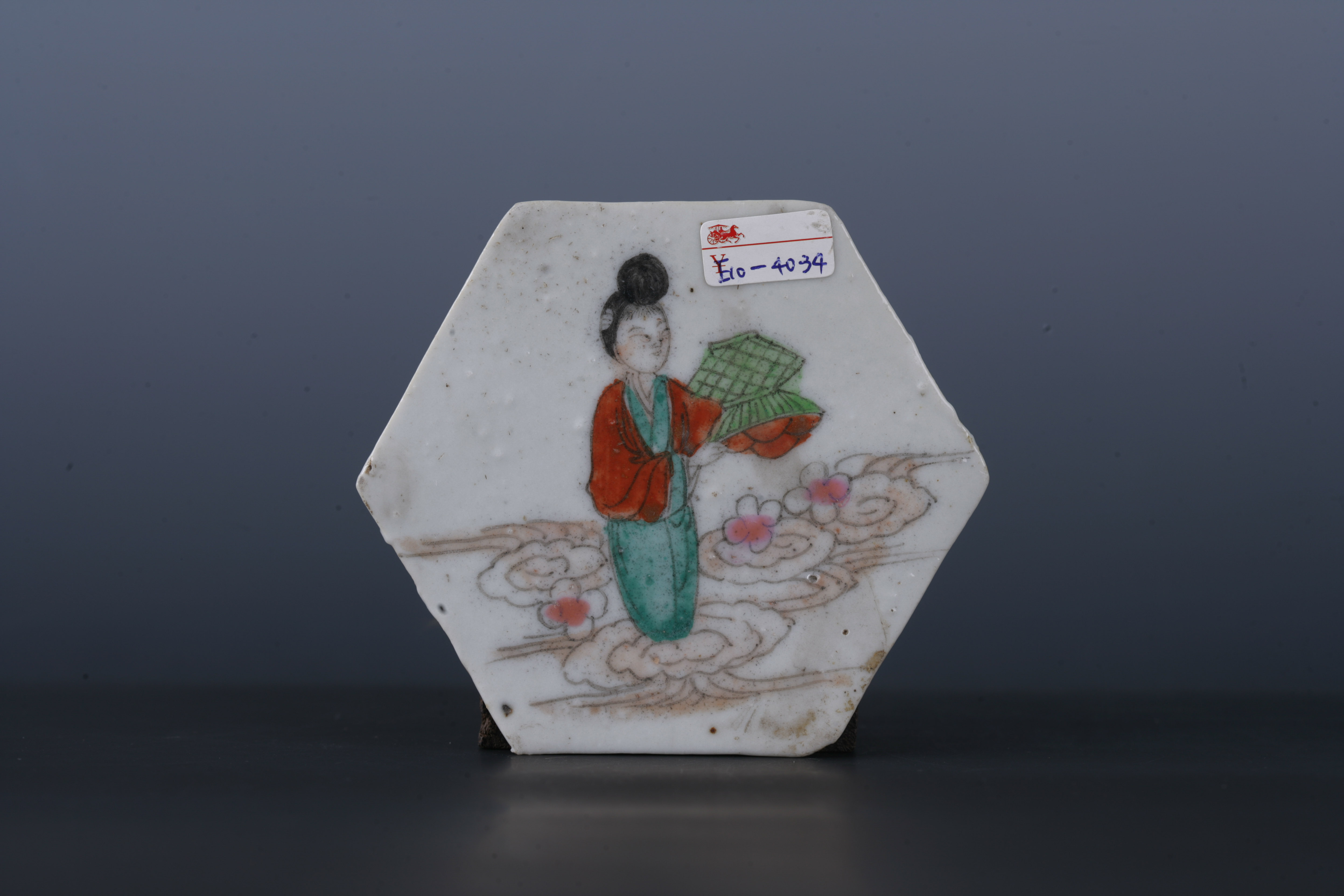 中华民国粉彩仕女纹六角形瓷板