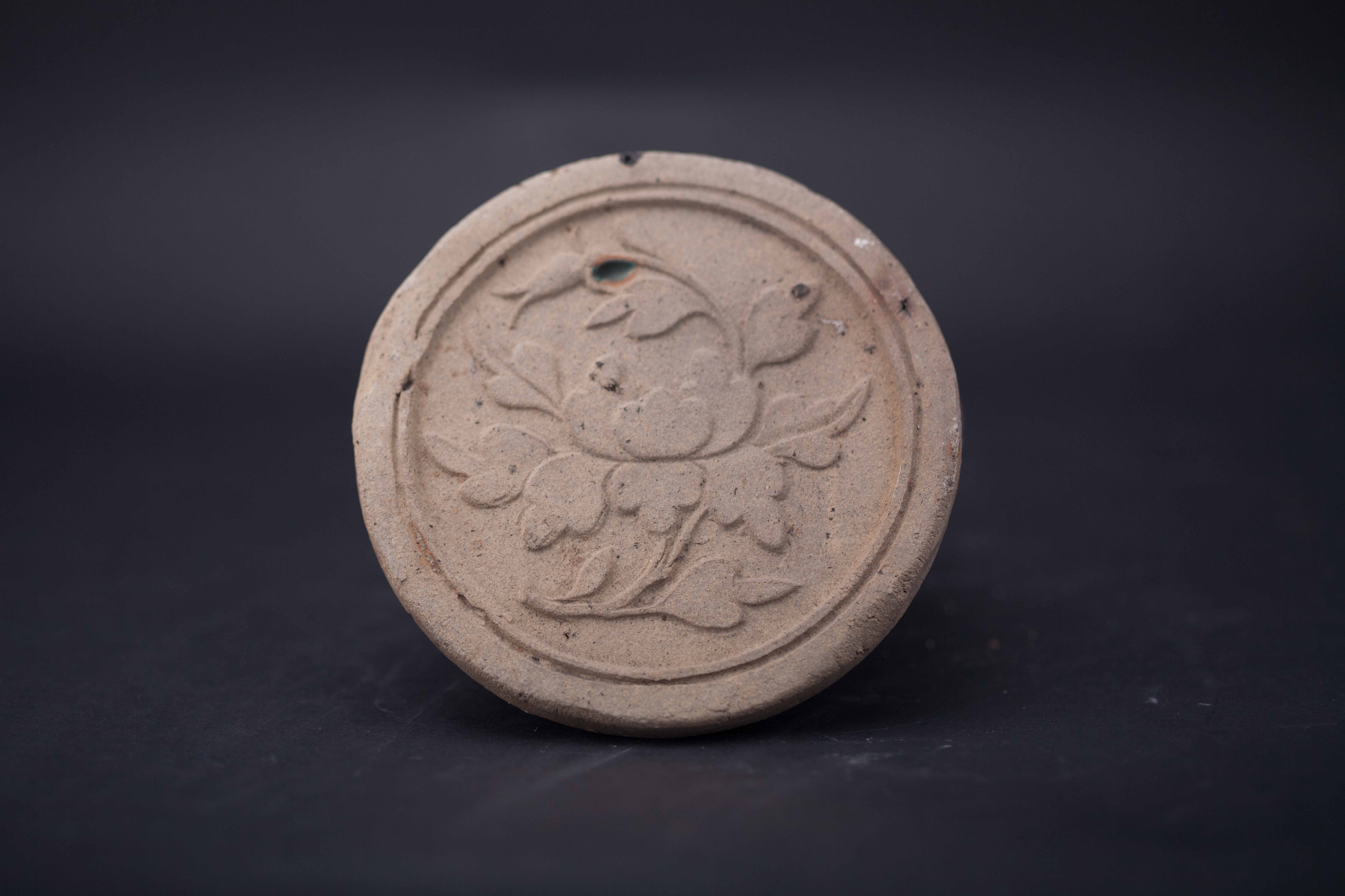 清花卉纹陶瓦当