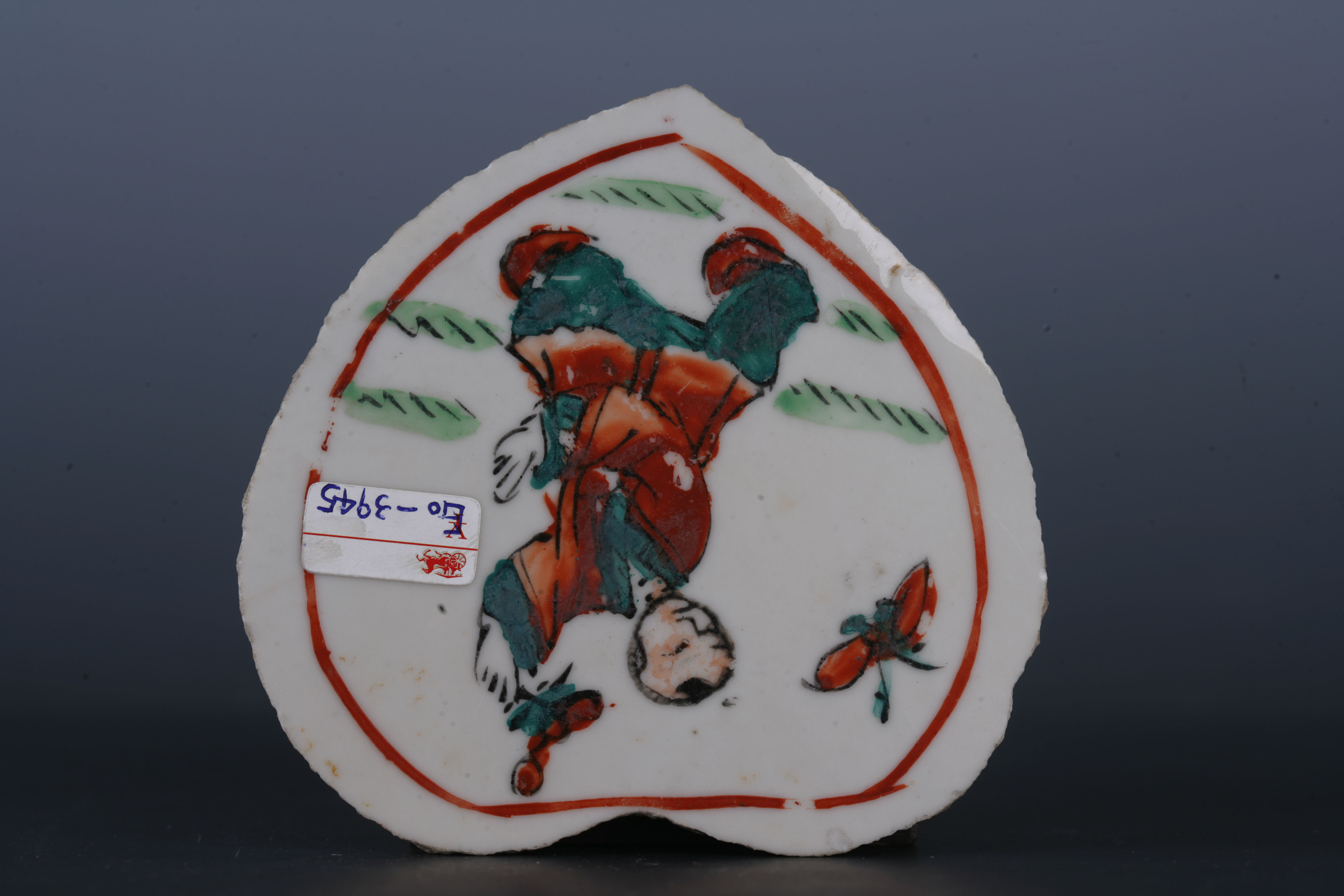 中华民国粉彩婴戏纹寿桃形瓷板