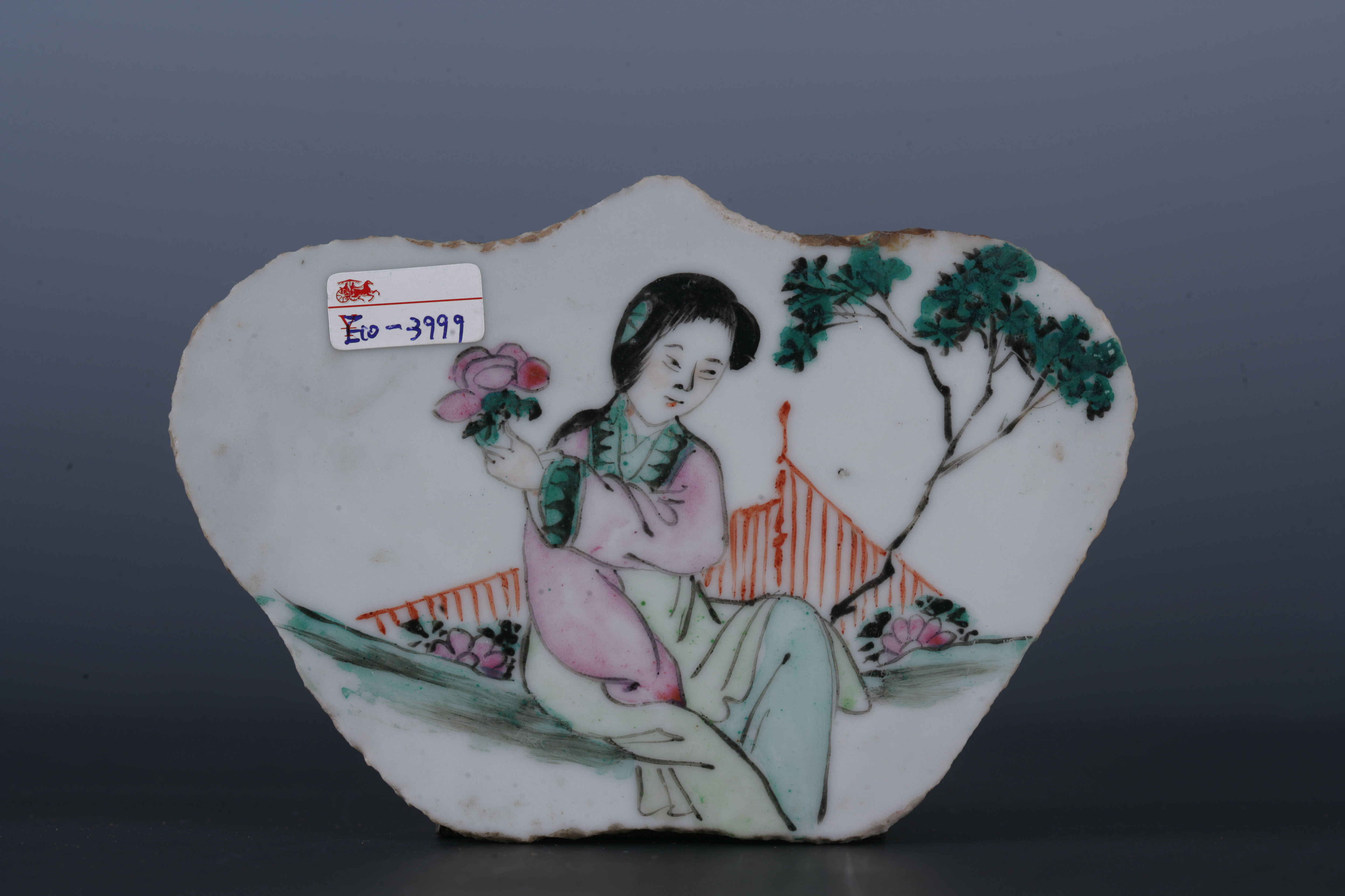 中华民国粉彩仕女纹蝶形瓷板-3
