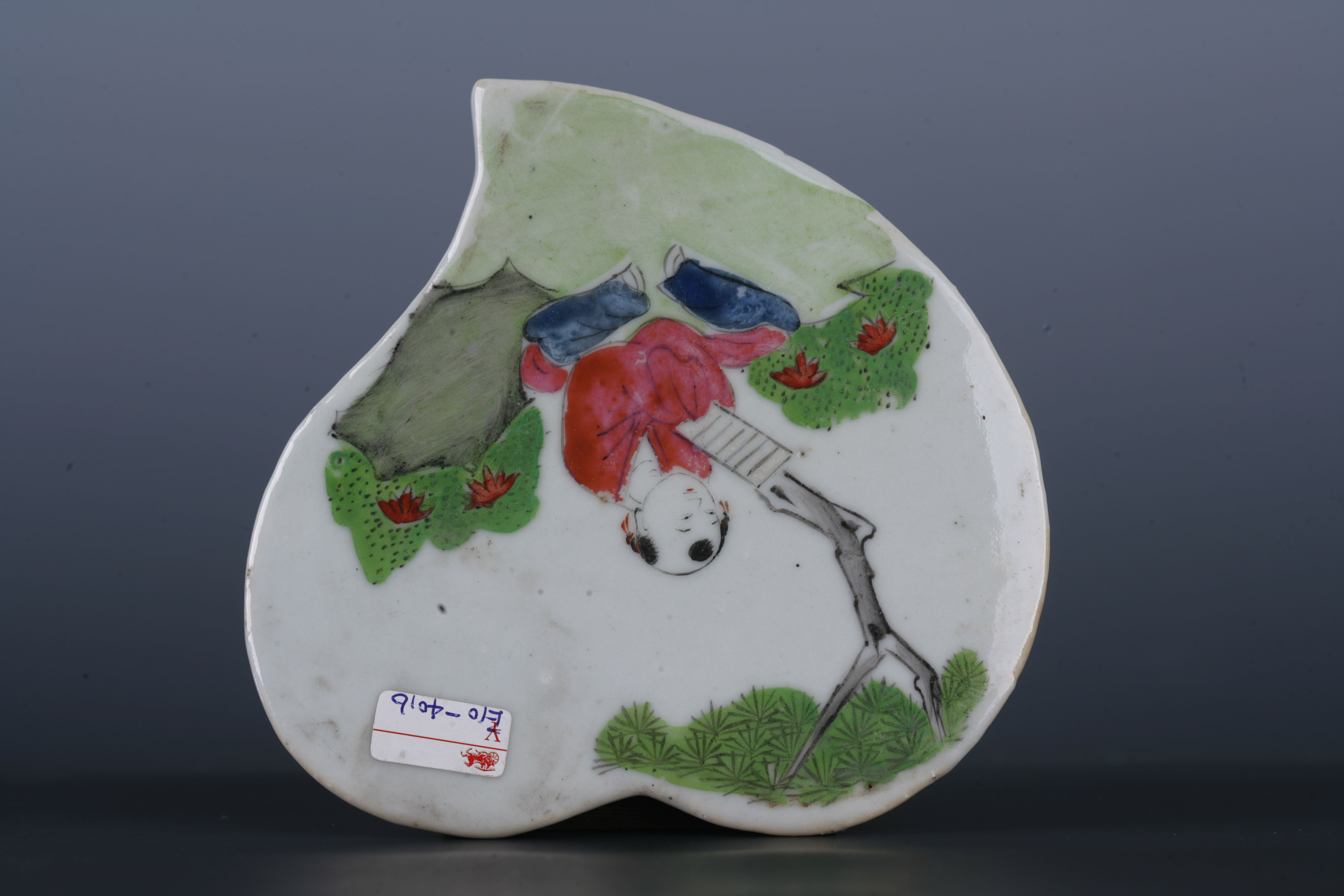 中华民国粉彩人物纹寿桃形瓷板-3