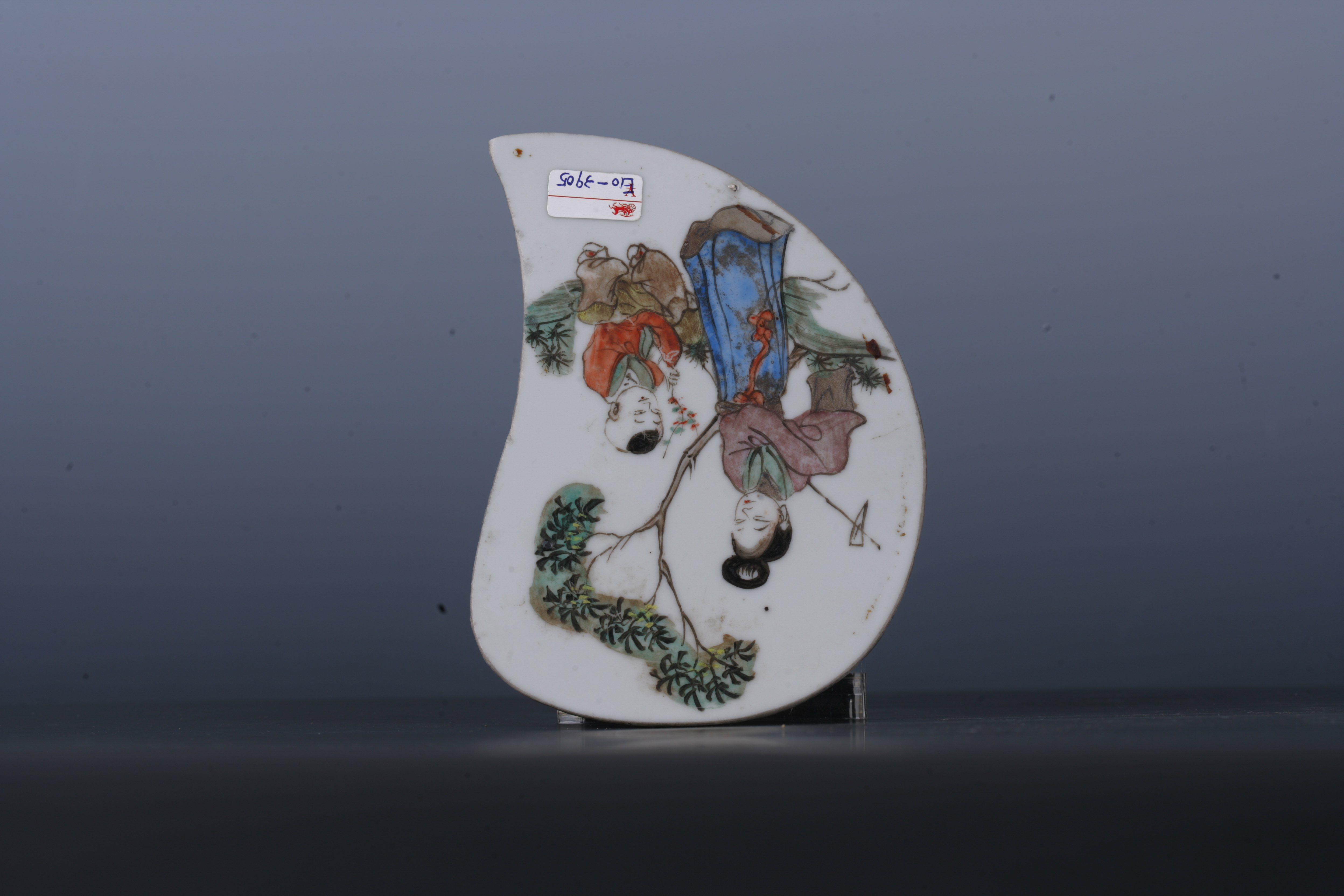 中华民国粉彩仕女童子纹蕉叶形瓷板-2