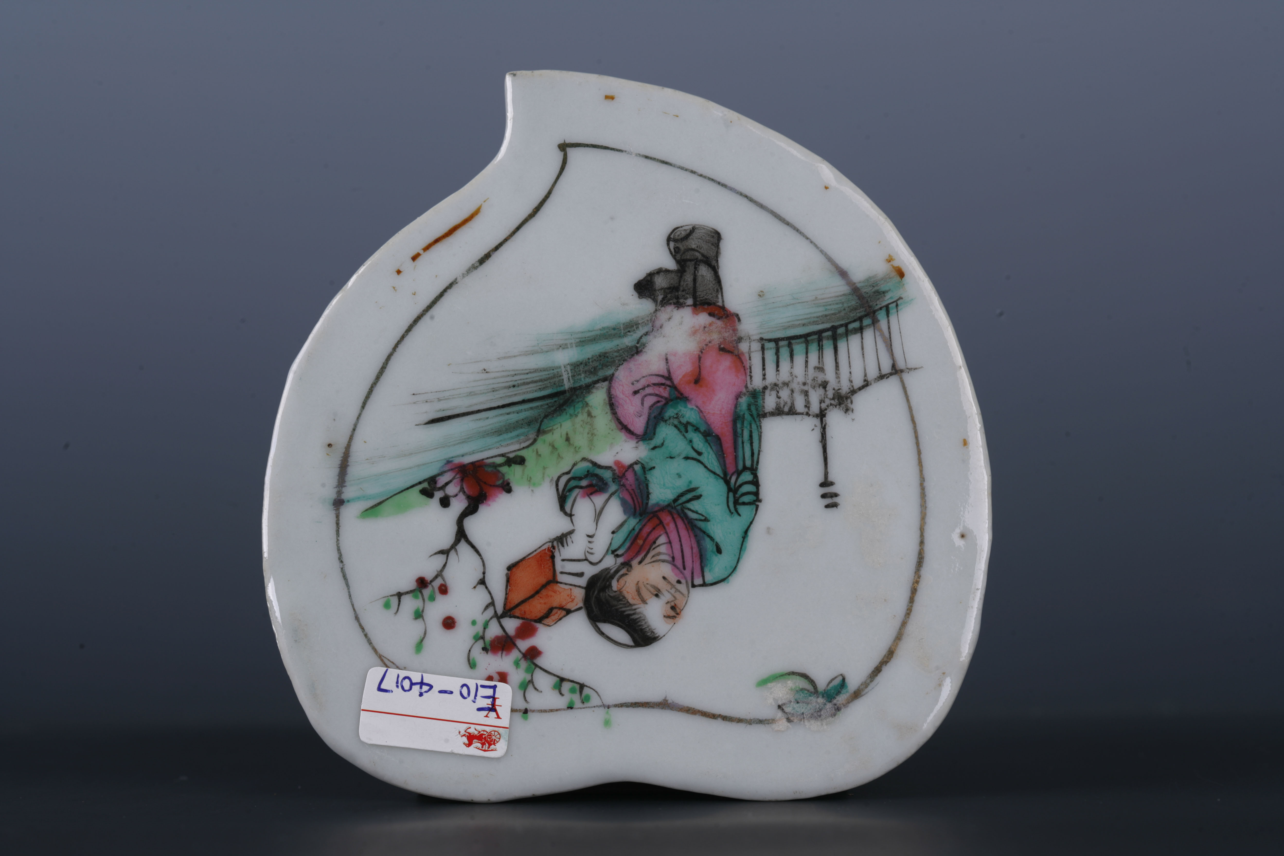 中华民国粉彩仕女纹寿桃形瓷板