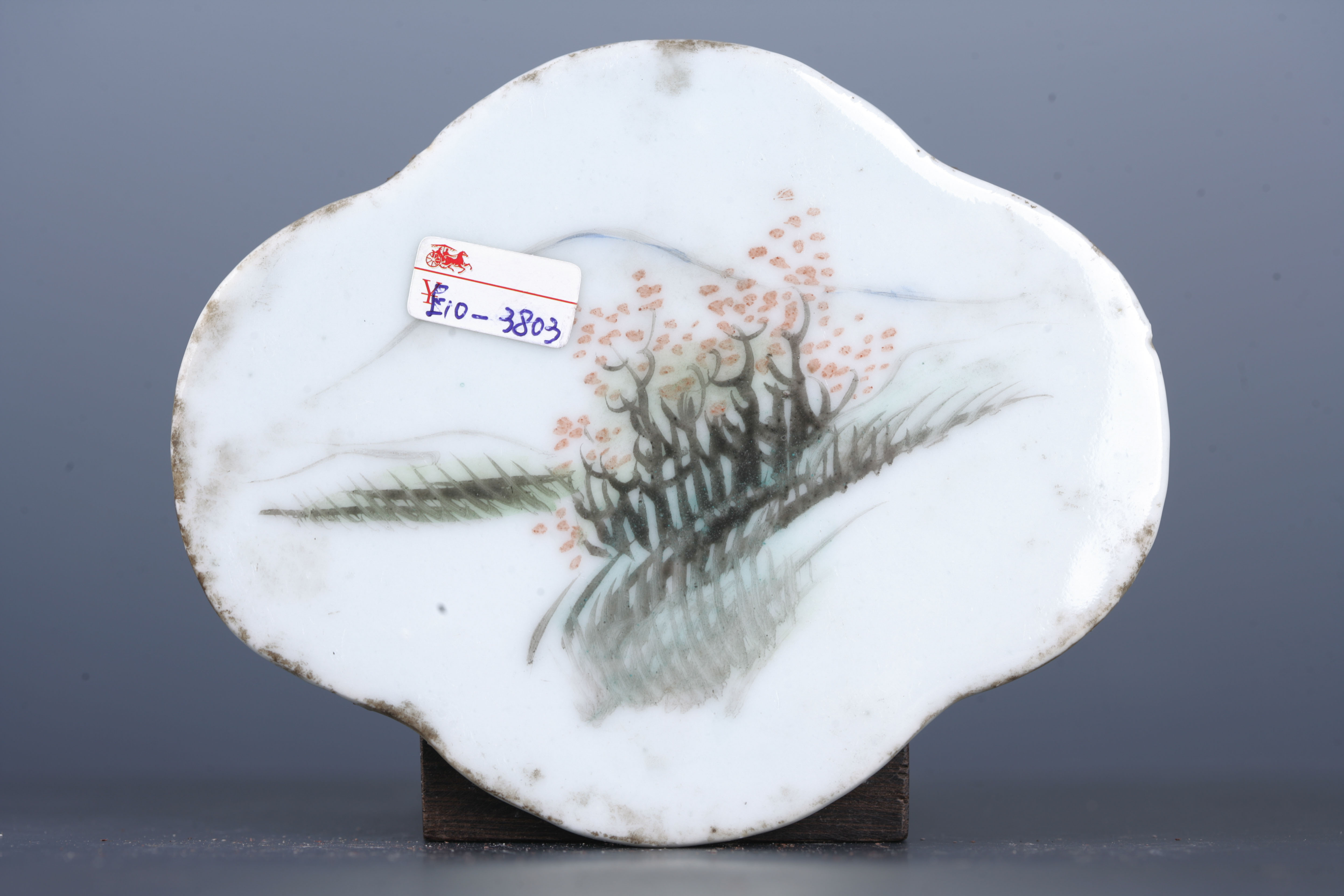 中华民国粉彩山水纹菱花形瓷板-11