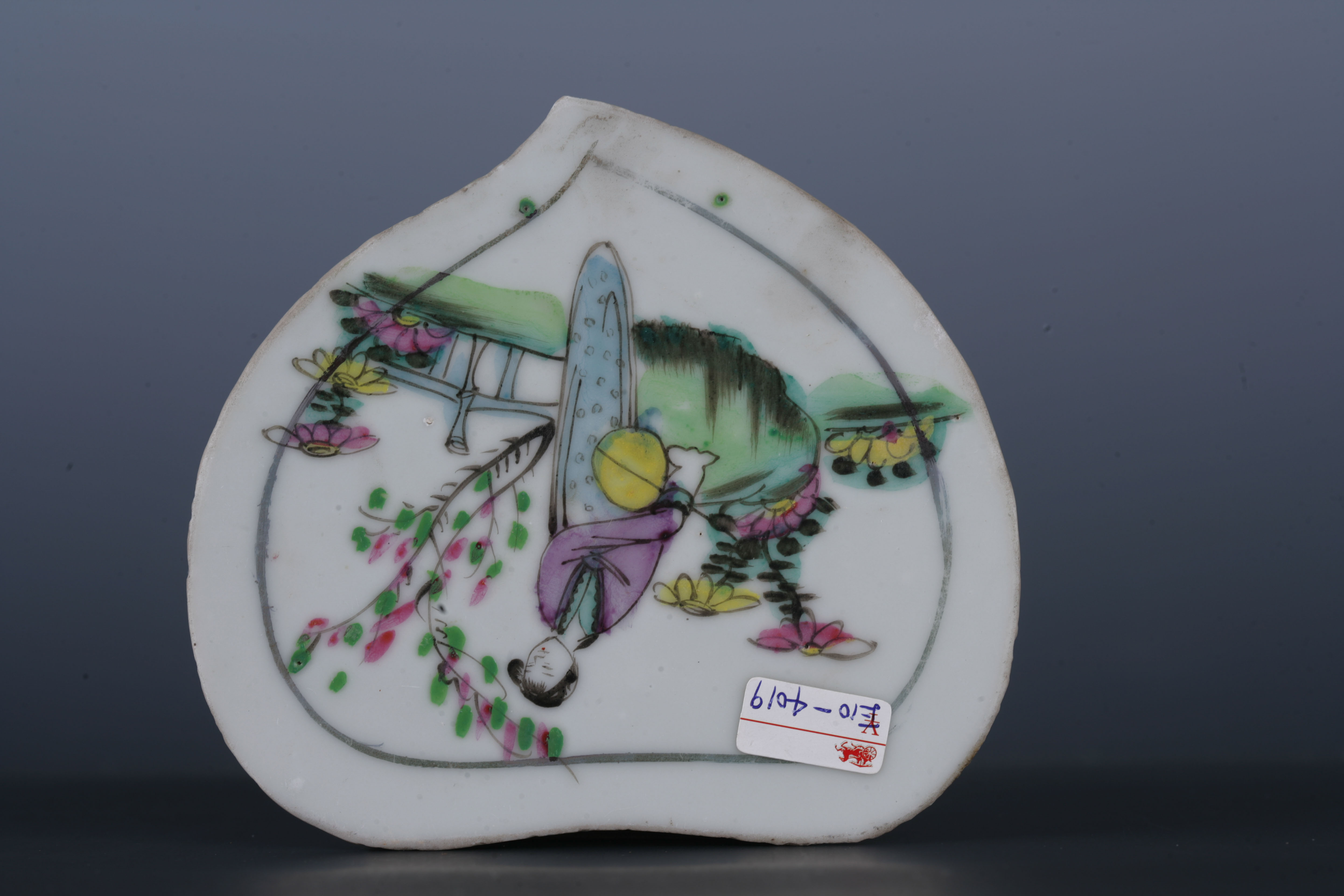 中华民国粉彩仕女纹寿桃形瓷板-2