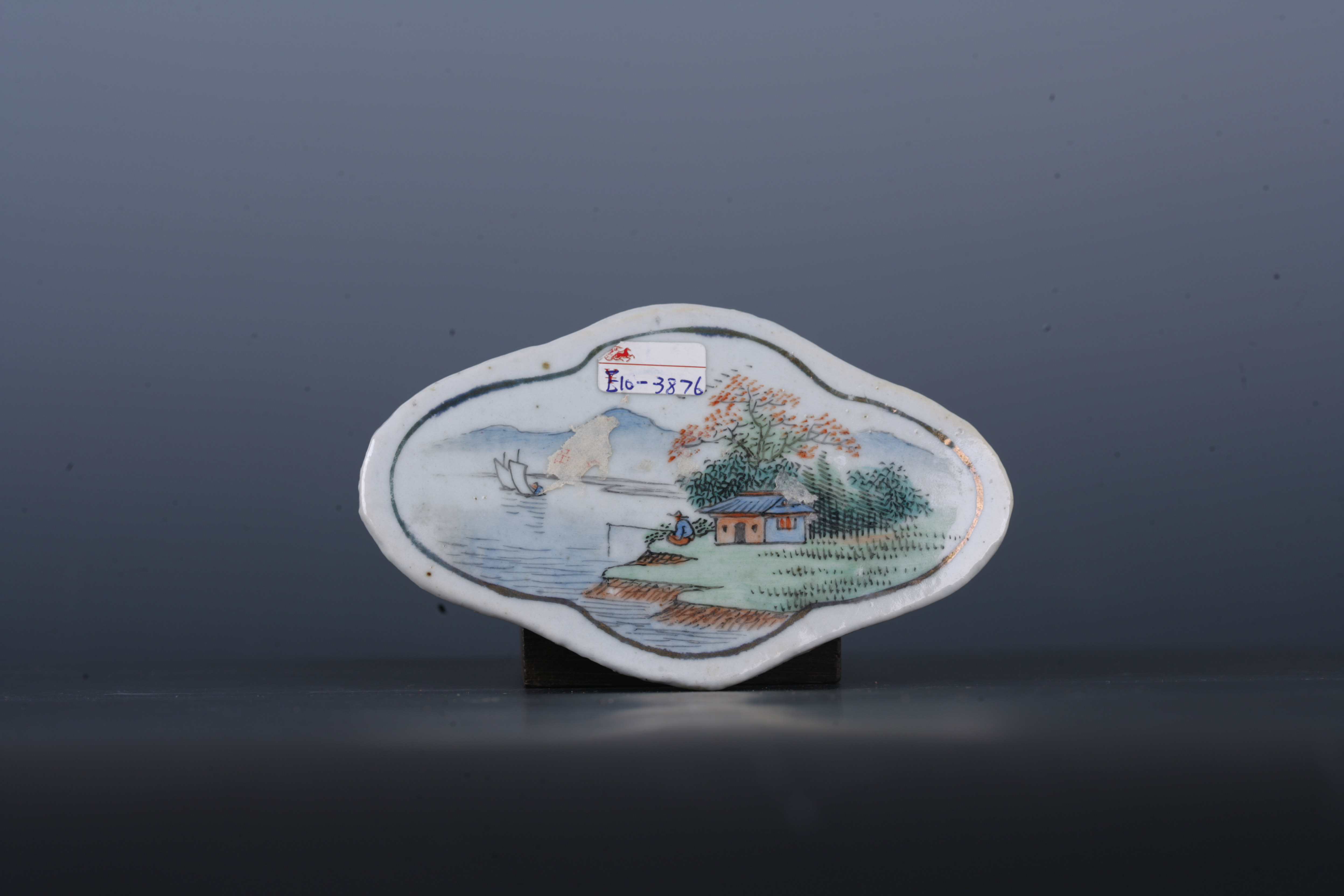 中华民国粉彩山水纹菱花形瓷板-8