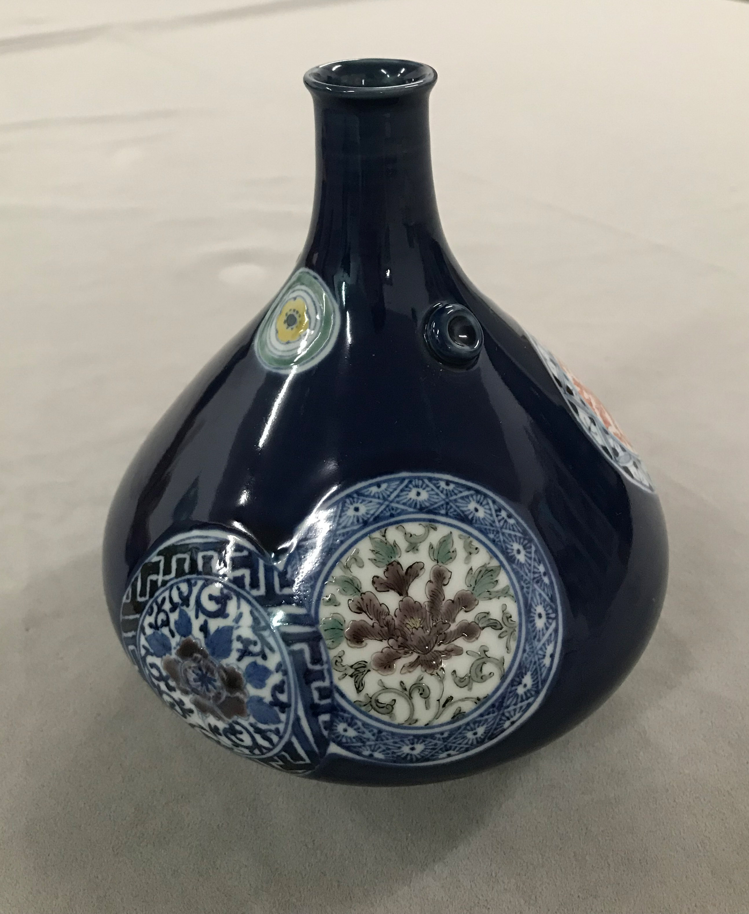 中华人民共和国三浦晃祯银泉窑蓝釉折枝花卉纹瓶