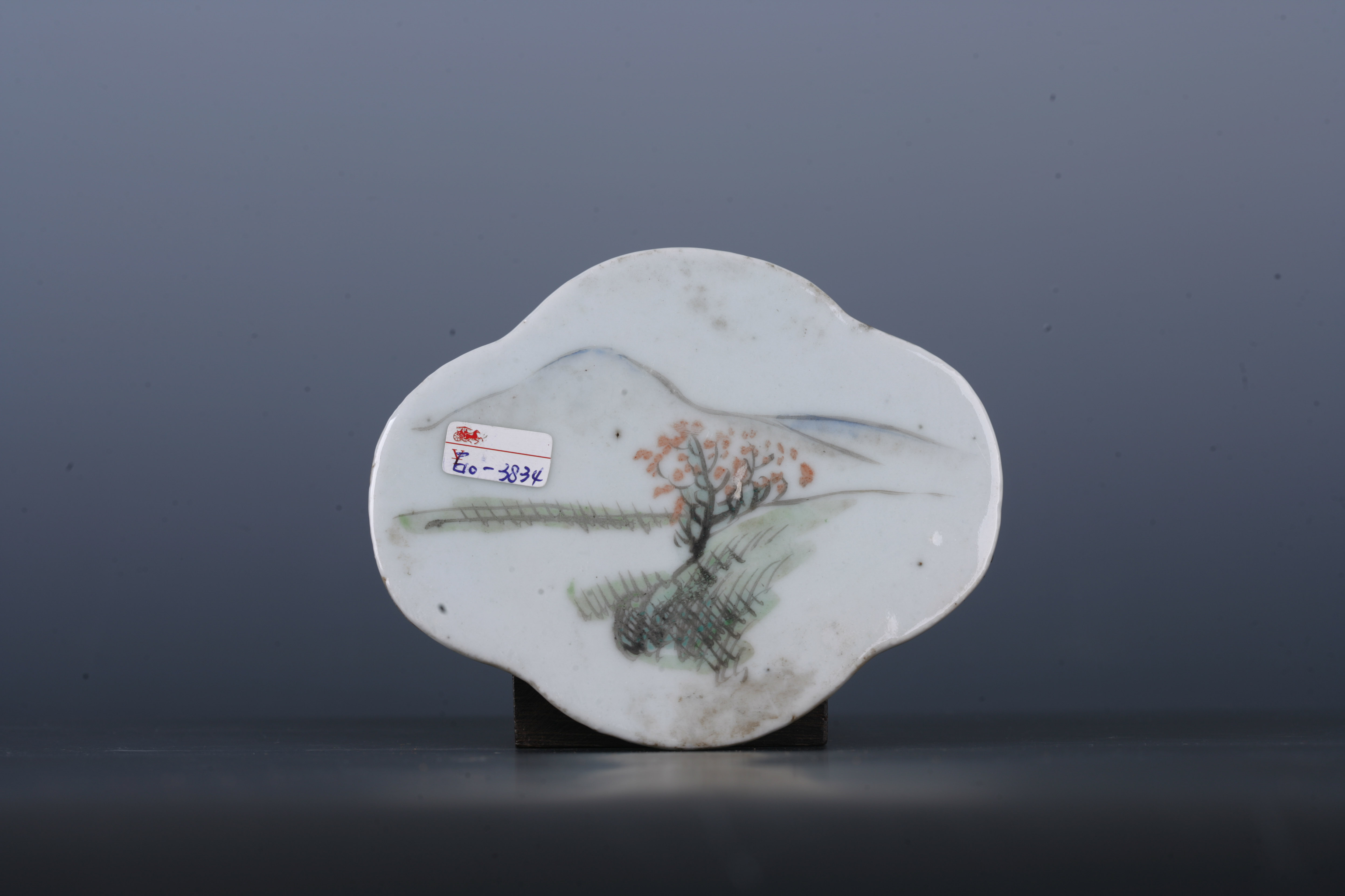 中华民国粉彩山水纹菱花形瓷板-7
