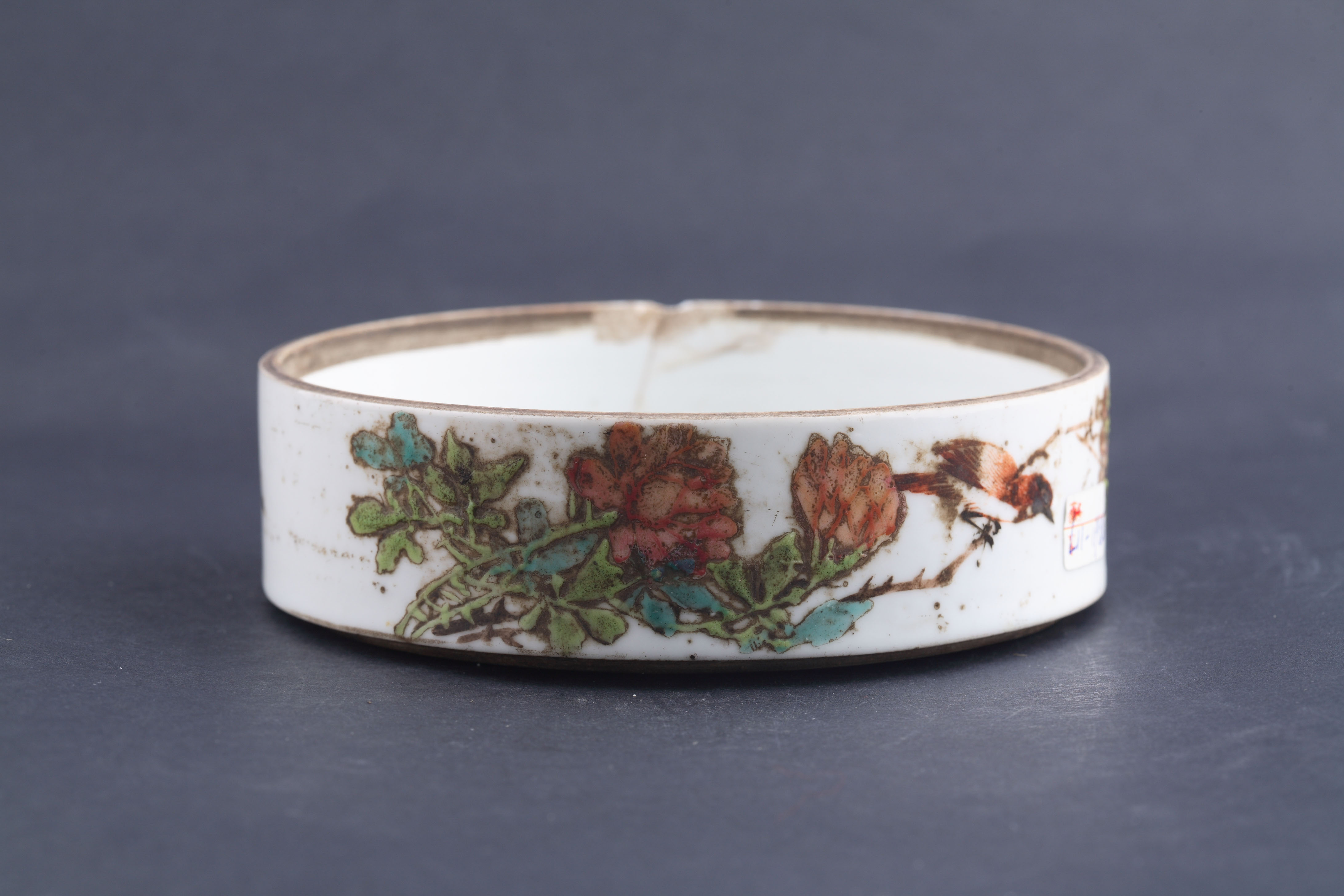 中华民国粉彩花鸟纹格盒