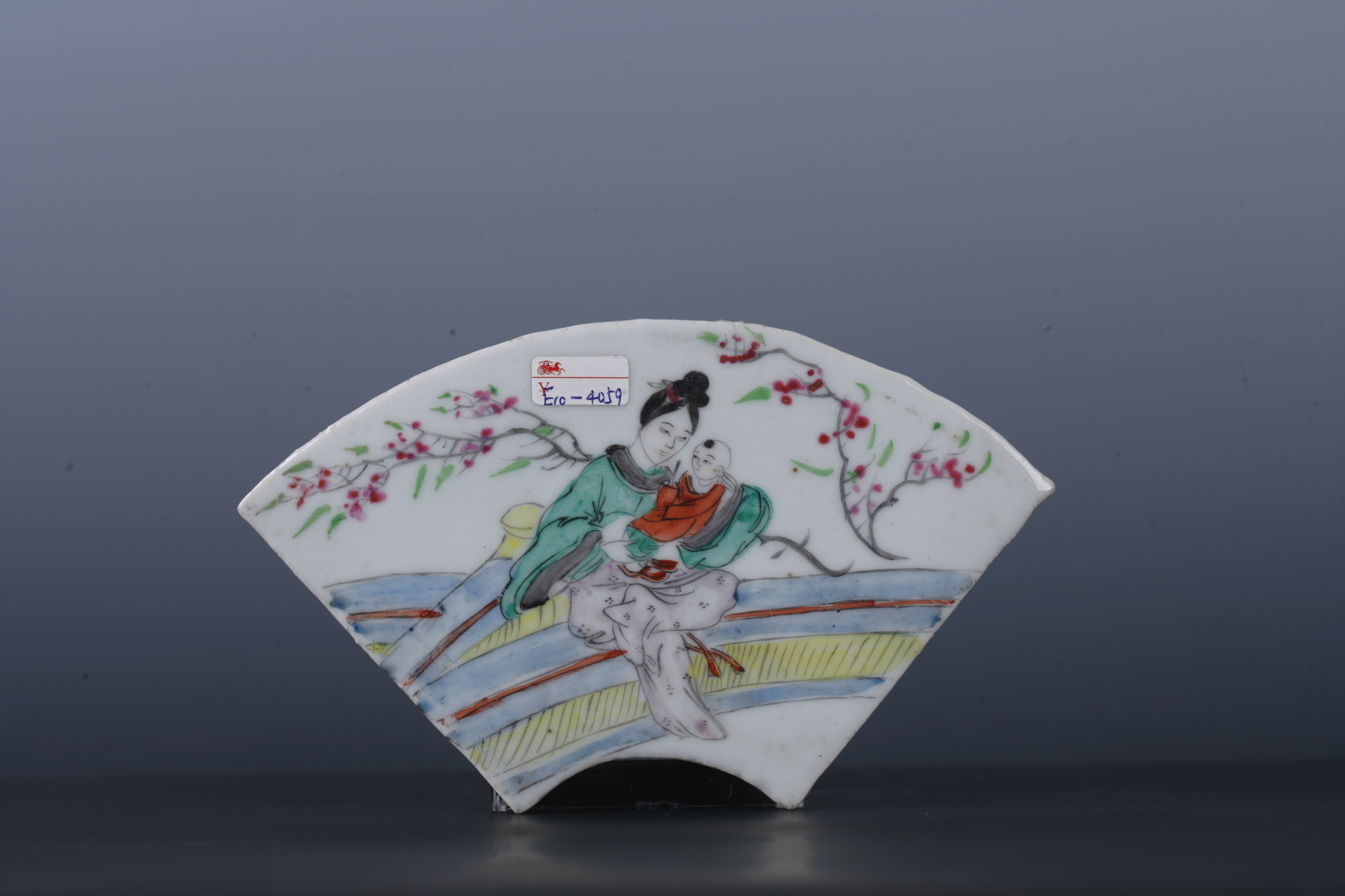 中华民国粉彩仕女纹扇形瓷板-4
