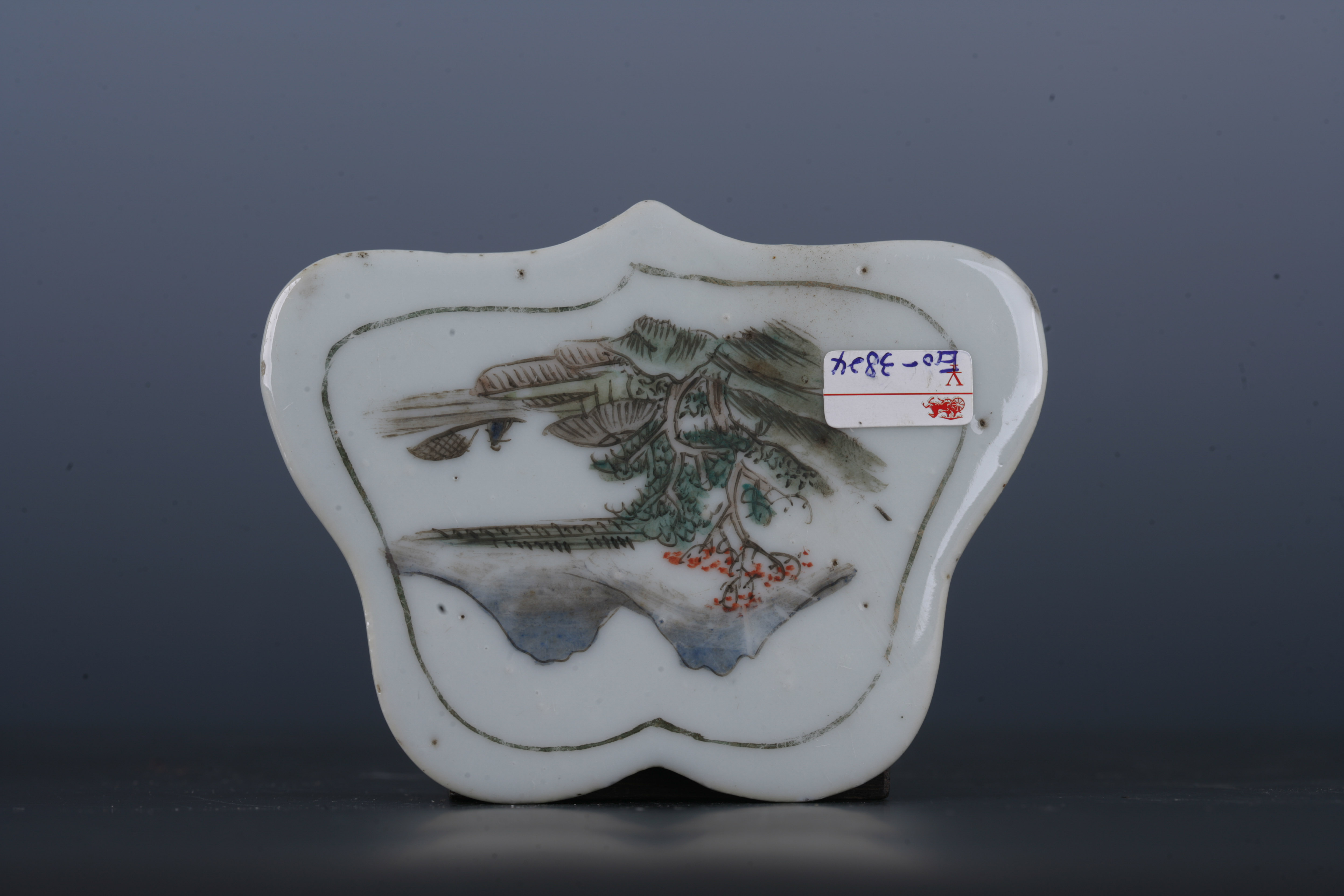 中华民国粉彩山水纹蝶形瓷板